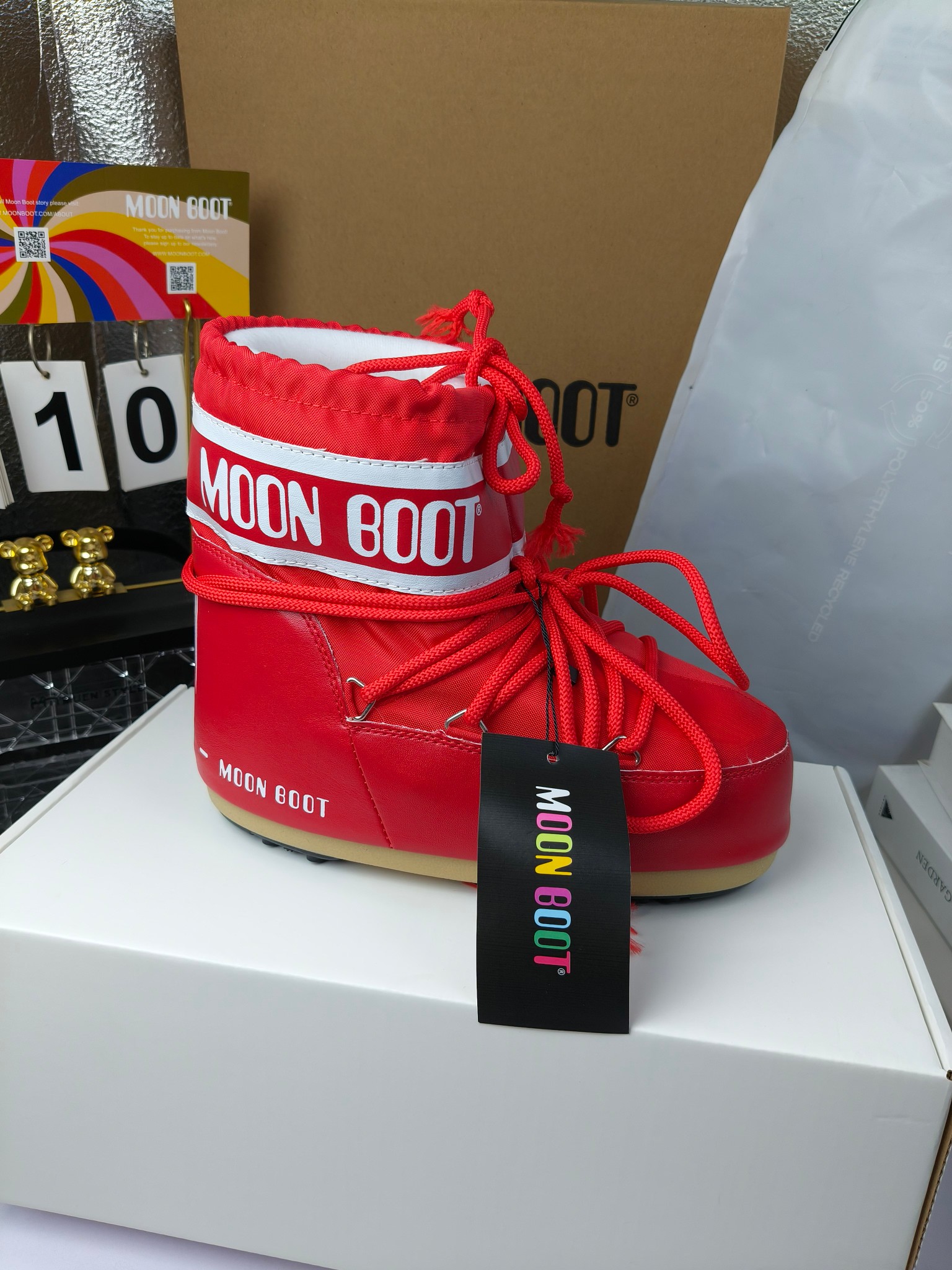  情侣款  滑雪季的宠儿
Moon Boot月亮靴雪地靴
在千禧年就已经非常火了
当年paris hilton、victoria beckham
等名人经常穿它，如今Y2K风潮再次流行
痞幼同款QQ秀穿搭
万人大秀的丑萌雪地靴重新翻红
不分男女不分左右
看着巨无霸巨实际配瑜伽裤巨显瘦
想要去北方的姐妹可以冲了
玩雪必备彻底杀疯
❶鞋面：进口防水布
❷内里：100%高端纤羽绵内胆
❸鞋底：热塑性橡胶
❹尺码：35－38，39-41，42－44
❺包装：moon boot原版透明手提袋
❻内增高：4cm