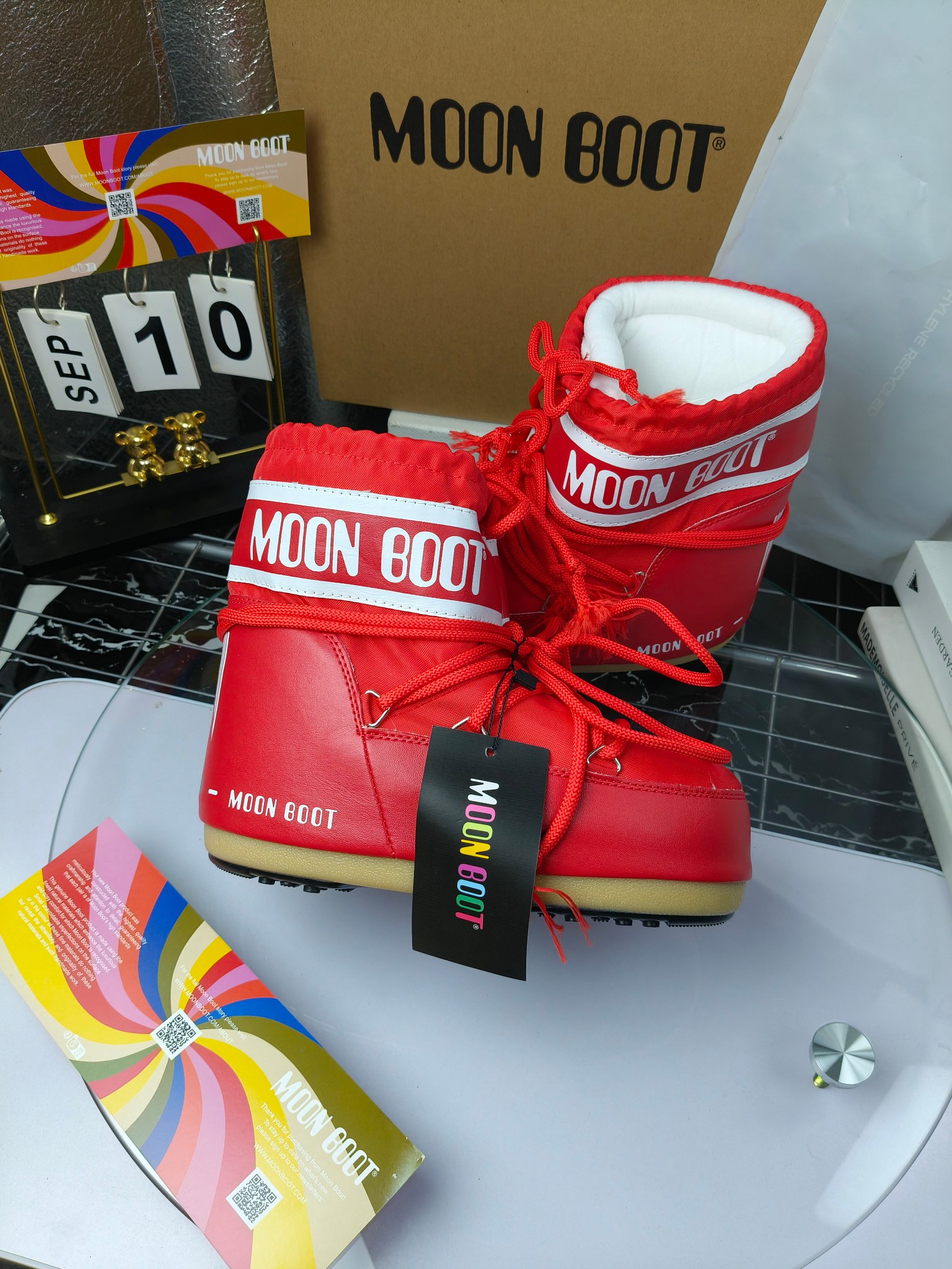  情侣款  滑雪季的宠儿
Moon Boot月亮靴雪地靴
在千禧年就已经非常火了
当年paris hilton、victoria beckham
等名人经常穿它，如今Y2K风潮再次流行
痞幼同款QQ秀穿搭
万人大秀的丑萌雪地靴重新翻红
不分男女不分左右
看着巨无霸巨实际配瑜伽裤巨显瘦
想要去北方的姐妹可以冲了
玩雪必备彻底杀疯
❶鞋面：进口防水布
❷内里：100%高端纤羽绵内胆
❸鞋底：热塑性橡胶
❹尺码：35－38，39-41，42－44
❺包装：moon boot原版透明手提袋
❻内增高：4cm