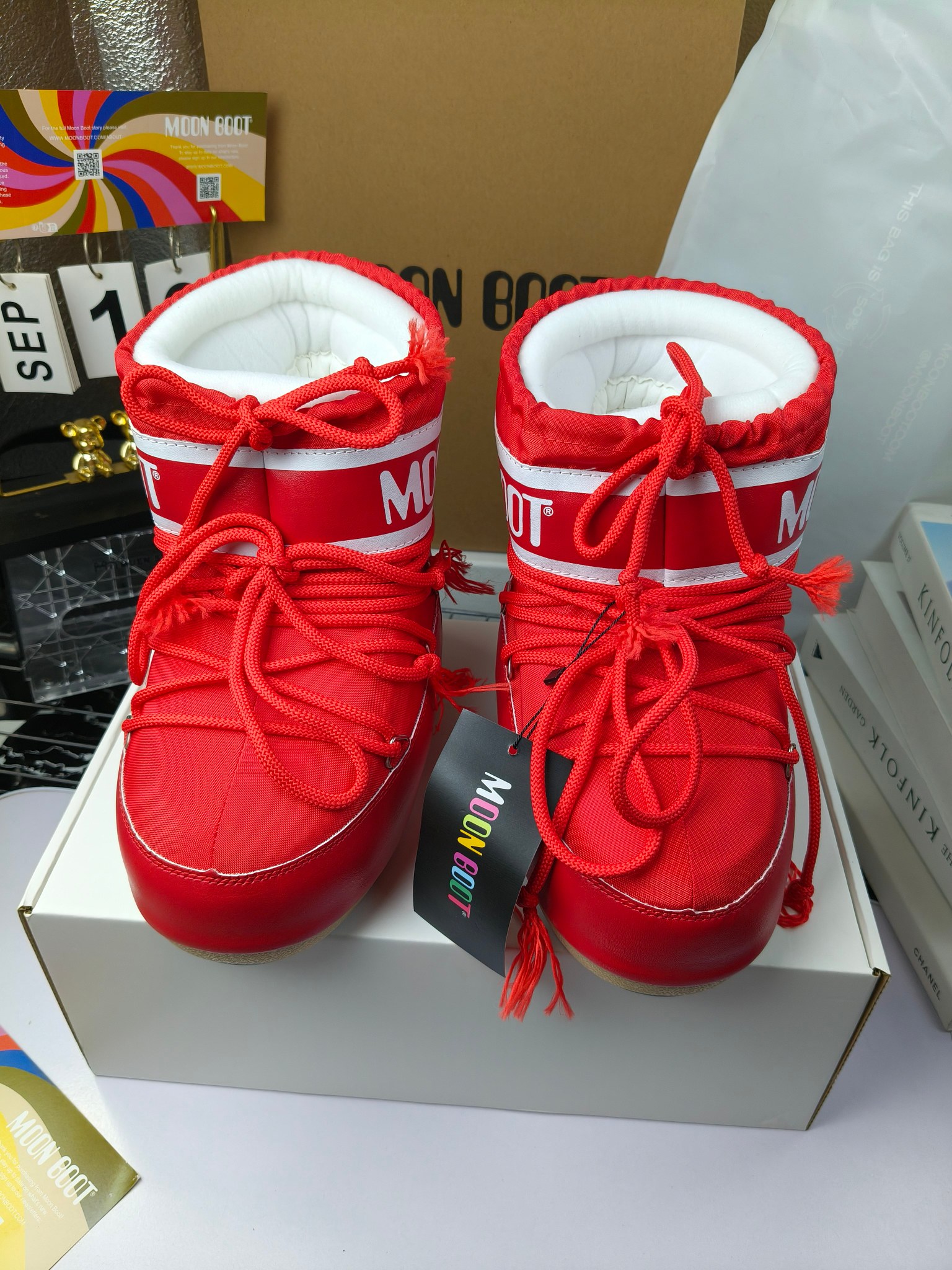  情侣款  滑雪季的宠儿
Moon Boot月亮靴雪地靴
在千禧年就已经非常火了
当年paris hilton、victoria beckham
等名人经常穿它，如今Y2K风潮再次流行
痞幼同款QQ秀穿搭
万人大秀的丑萌雪地靴重新翻红
不分男女不分左右
看着巨无霸巨实际配瑜伽裤巨显瘦
想要去北方的姐妹可以冲了
玩雪必备彻底杀疯
❶鞋面：进口防水布
❷内里：100%高端纤羽绵内胆
❸鞋底：热塑性橡胶
❹尺码：35－38，39-41，42－44
❺包装：moon boot原版透明手提袋
❻内增高：4cm