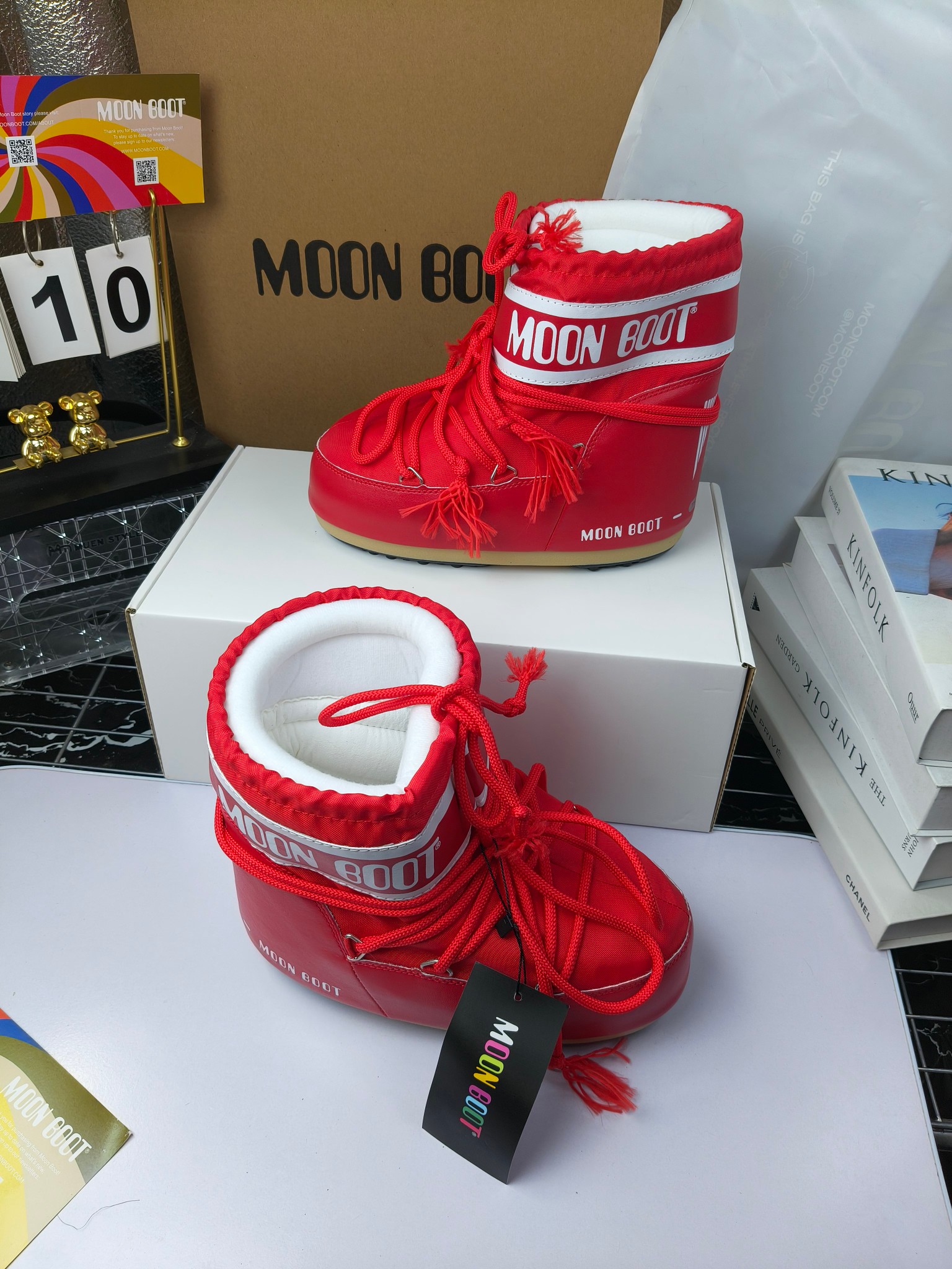  情侣款  滑雪季的宠儿
Moon Boot月亮靴雪地靴
在千禧年就已经非常火了
当年paris hilton、victoria beckham
等名人经常穿它，如今Y2K风潮再次流行
痞幼同款QQ秀穿搭
万人大秀的丑萌雪地靴重新翻红
不分男女不分左右
看着巨无霸巨实际配瑜伽裤巨显瘦
想要去北方的姐妹可以冲了
玩雪必备彻底杀疯
❶鞋面：进口防水布
❷内里：100%高端纤羽绵内胆
❸鞋底：热塑性橡胶
❹尺码：35－38，39-41，42－44
❺包装：moon boot原版透明手提袋
❻内增高：4cm