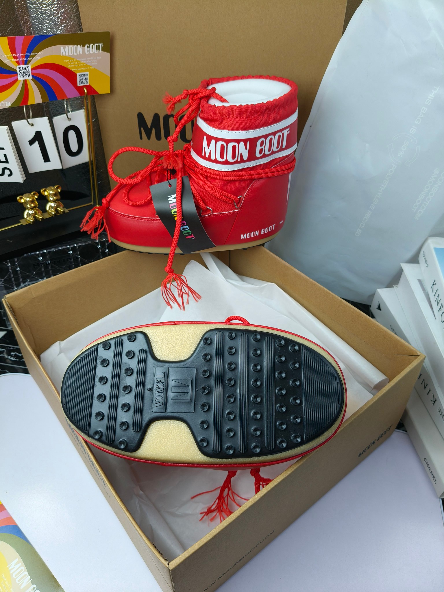  情侣款  滑雪季的宠儿
Moon Boot月亮靴雪地靴
在千禧年就已经非常火了
当年paris hilton、victoria beckham
等名人经常穿它，如今Y2K风潮再次流行
痞幼同款QQ秀穿搭
万人大秀的丑萌雪地靴重新翻红
不分男女不分左右
看着巨无霸巨实际配瑜伽裤巨显瘦
想要去北方的姐妹可以冲了
玩雪必备彻底杀疯
❶鞋面：进口防水布
❷内里：100%高端纤羽绵内胆
❸鞋底：热塑性橡胶
❹尺码：35－38，39-41，42－44
❺包装：moon boot原版透明手提袋
❻内增高：4cm