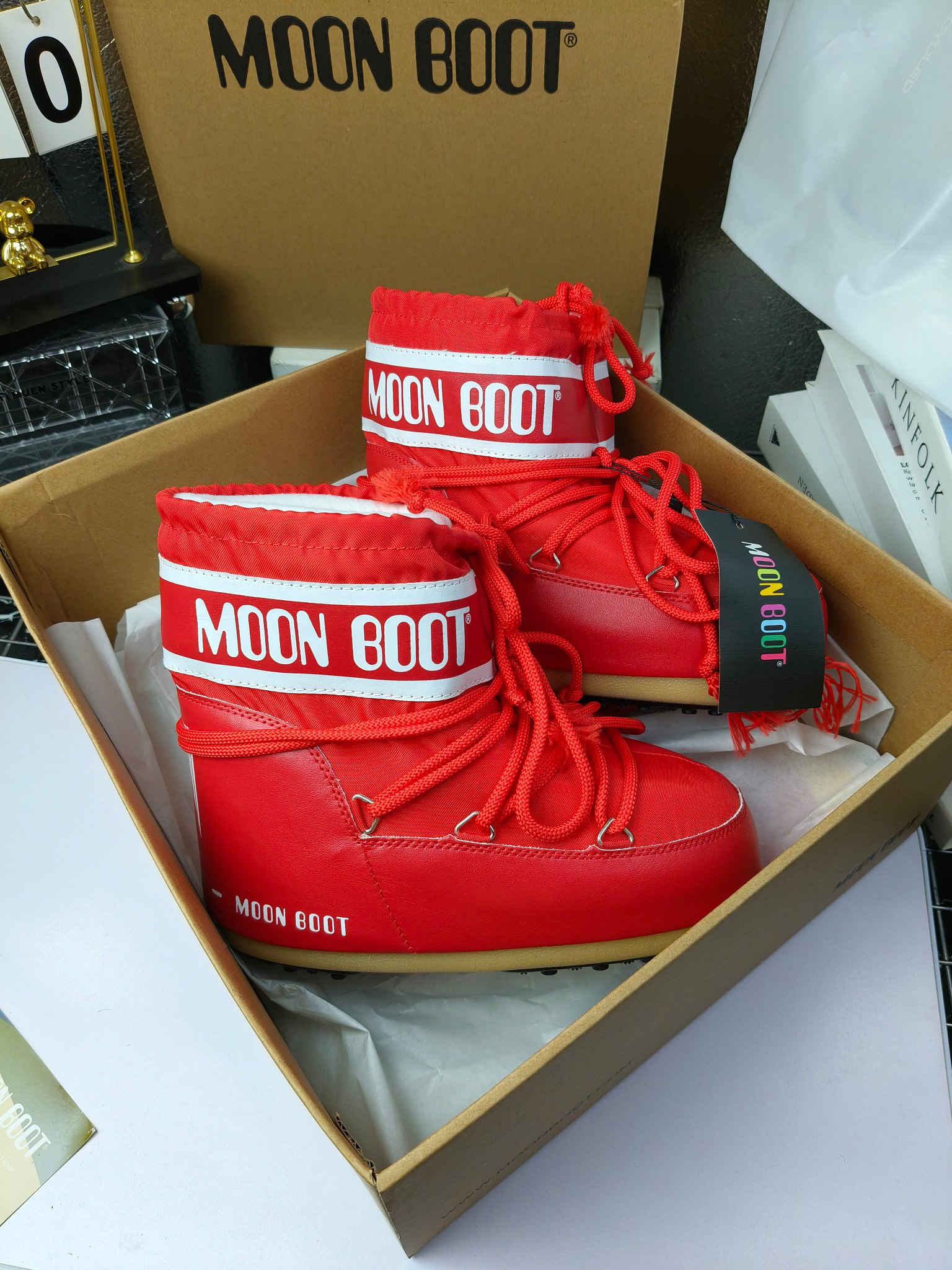  情侣款  滑雪季的宠儿
Moon Boot月亮靴雪地靴
在千禧年就已经非常火了
当年paris hilton、victoria beckham
等名人经常穿它，如今Y2K风潮再次流行
痞幼同款QQ秀穿搭
万人大秀的丑萌雪地靴重新翻红
不分男女不分左右
看着巨无霸巨实际配瑜伽裤巨显瘦
想要去北方的姐妹可以冲了
玩雪必备彻底杀疯
❶鞋面：进口防水布
❷内里：100%高端纤羽绵内胆
❸鞋底：热塑性橡胶
❹尺码：35－38，39-41，42－44
❺包装：moon boot原版透明手提袋
❻内增高：4cm