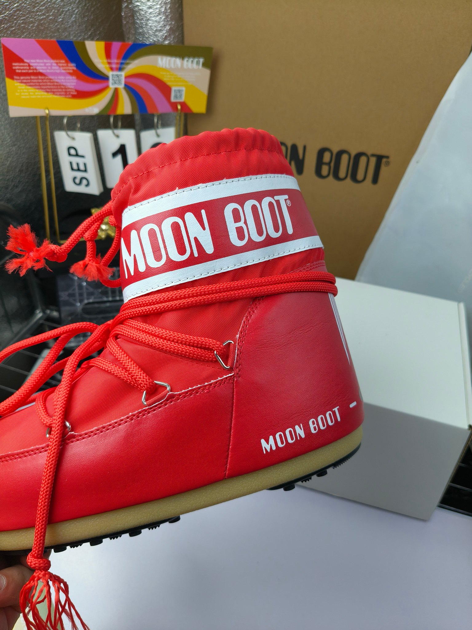  情侣款  滑雪季的宠儿
Moon Boot月亮靴雪地靴
在千禧年就已经非常火了
当年paris hilton、victoria beckham
等名人经常穿它，如今Y2K风潮再次流行
痞幼同款QQ秀穿搭
万人大秀的丑萌雪地靴重新翻红
不分男女不分左右
看着巨无霸巨实际配瑜伽裤巨显瘦
想要去北方的姐妹可以冲了
玩雪必备彻底杀疯
❶鞋面：进口防水布
❷内里：100%高端纤羽绵内胆
❸鞋底：热塑性橡胶
❹尺码：35－38，39-41，42－44
❺包装：moon boot原版透明手提袋
❻内增高：4cm