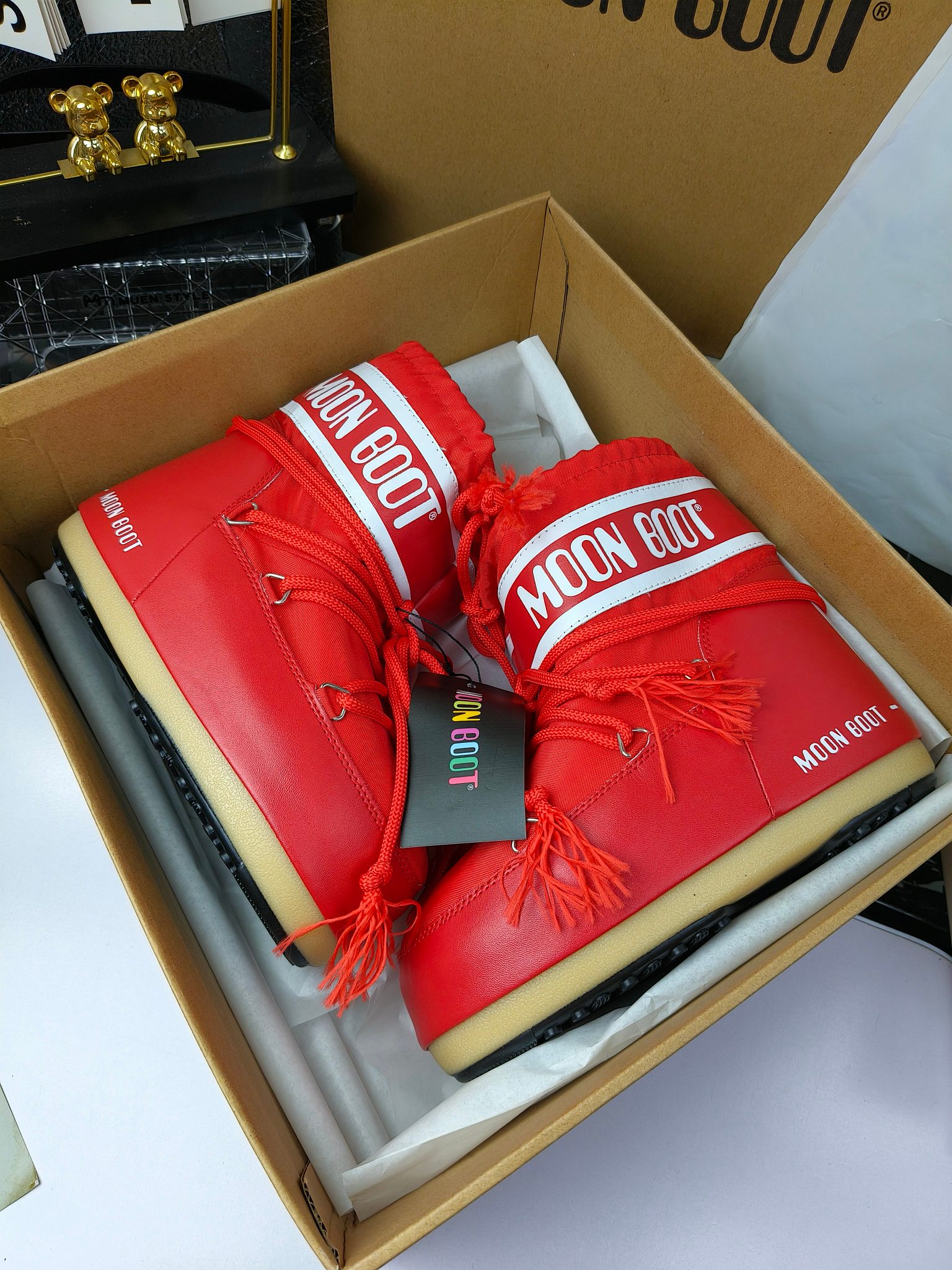  情侣款  滑雪季的宠儿
Moon Boot月亮靴雪地靴
在千禧年就已经非常火了
当年paris hilton、victoria beckham
等名人经常穿它，如今Y2K风潮再次流行
痞幼同款QQ秀穿搭
万人大秀的丑萌雪地靴重新翻红
不分男女不分左右
看着巨无霸巨实际配瑜伽裤巨显瘦
想要去北方的姐妹可以冲了
玩雪必备彻底杀疯
❶鞋面：进口防水布
❷内里：100%高端纤羽绵内胆
❸鞋底：热塑性橡胶
❹尺码：35－38，39-41，42－44
❺包装：moon boot原版透明手提袋
❻内增高：4cm