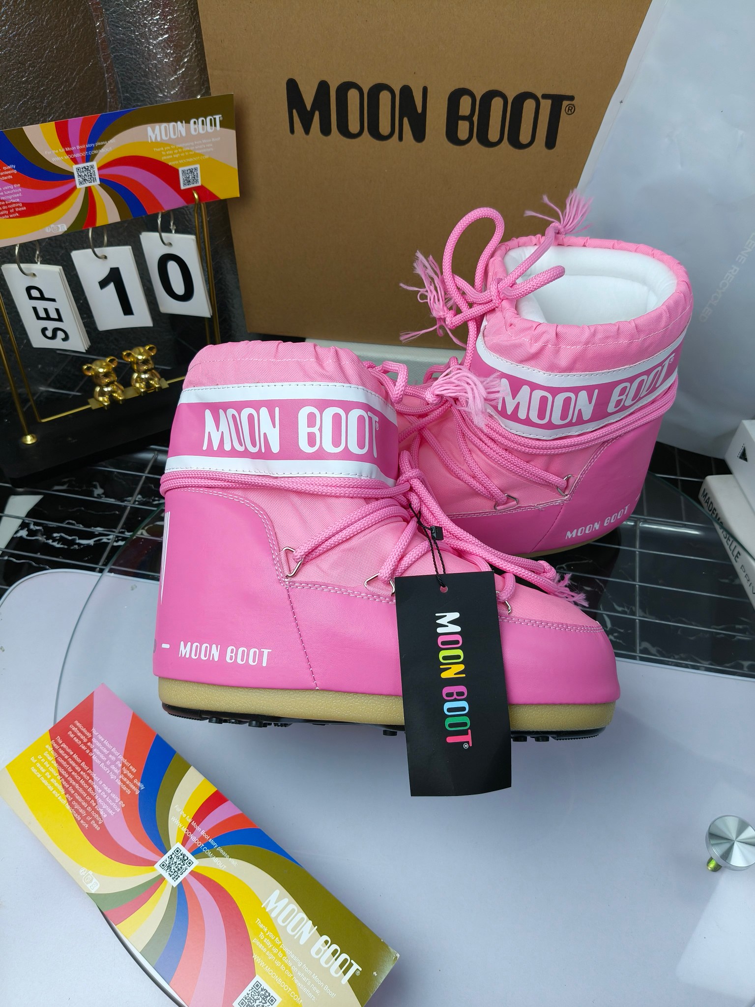  情侣款  滑雪季的宠儿
Moon Boot月亮靴雪地靴
在千禧年就已经非常火了
当年paris hilton、victoria beckham
等名人经常穿它，如今Y2K风潮再次流行
痞幼同款QQ秀穿搭
万人大秀的丑萌雪地靴重新翻红
不分男女不分左右
看着巨无霸巨实际配瑜伽裤巨显瘦
想要去北方的姐妹可以冲了
玩雪必备彻底杀疯
❶鞋面：进口防水布
❷内里：100%高端纤羽绵内胆
❸鞋底：热塑性橡胶
❹尺码：35－38，39-41，42－44
❺包装：moon boot原版透明手提袋
❻内增高：4cm