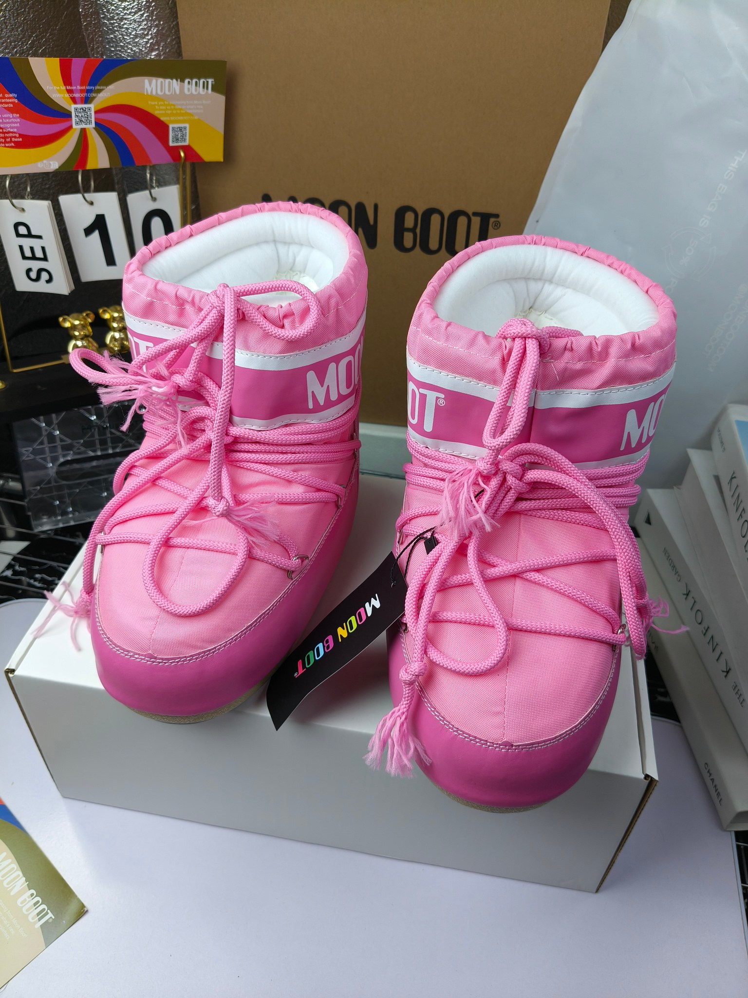  情侣款  滑雪季的宠儿
Moon Boot月亮靴雪地靴
在千禧年就已经非常火了
当年paris hilton、victoria beckham
等名人经常穿它，如今Y2K风潮再次流行
痞幼同款QQ秀穿搭
万人大秀的丑萌雪地靴重新翻红
不分男女不分左右
看着巨无霸巨实际配瑜伽裤巨显瘦
想要去北方的姐妹可以冲了
玩雪必备彻底杀疯
❶鞋面：进口防水布
❷内里：100%高端纤羽绵内胆
❸鞋底：热塑性橡胶
❹尺码：35－38，39-41，42－44
❺包装：moon boot原版透明手提袋
❻内增高：4cm