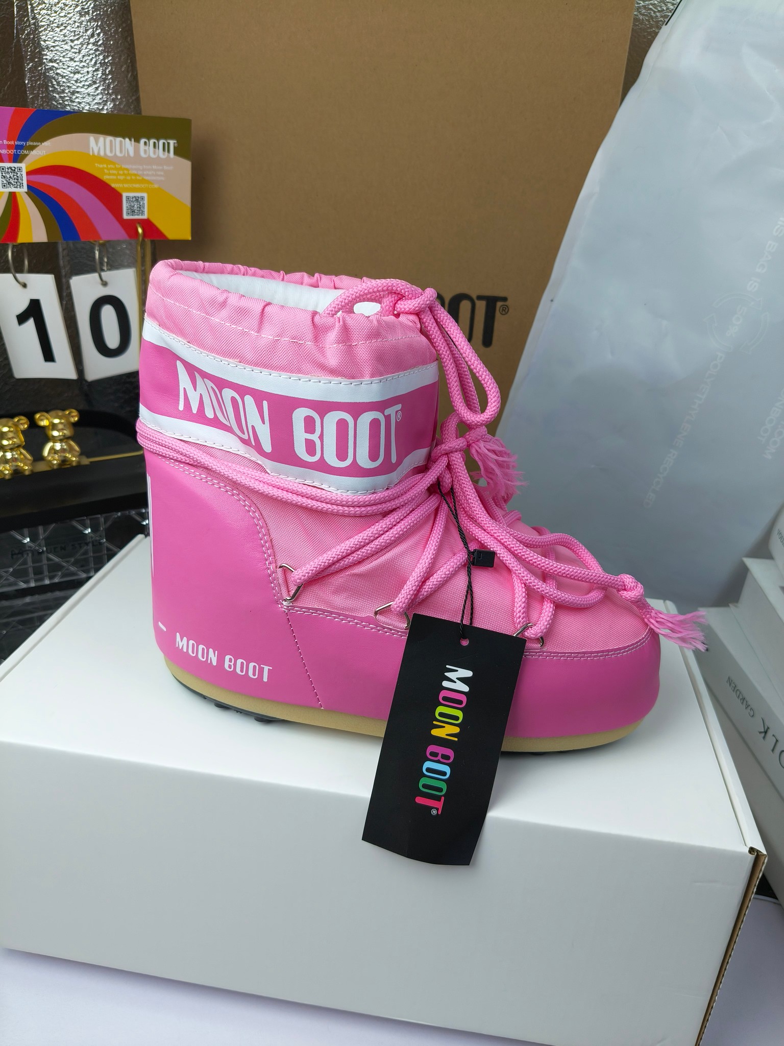  情侣款  滑雪季的宠儿
Moon Boot月亮靴雪地靴
在千禧年就已经非常火了
当年paris hilton、victoria beckham
等名人经常穿它，如今Y2K风潮再次流行
痞幼同款QQ秀穿搭
万人大秀的丑萌雪地靴重新翻红
不分男女不分左右
看着巨无霸巨实际配瑜伽裤巨显瘦
想要去北方的姐妹可以冲了
玩雪必备彻底杀疯
❶鞋面：进口防水布
❷内里：100%高端纤羽绵内胆
❸鞋底：热塑性橡胶
❹尺码：35－38，39-41，42－44
❺包装：moon boot原版透明手提袋
❻内增高：4cm