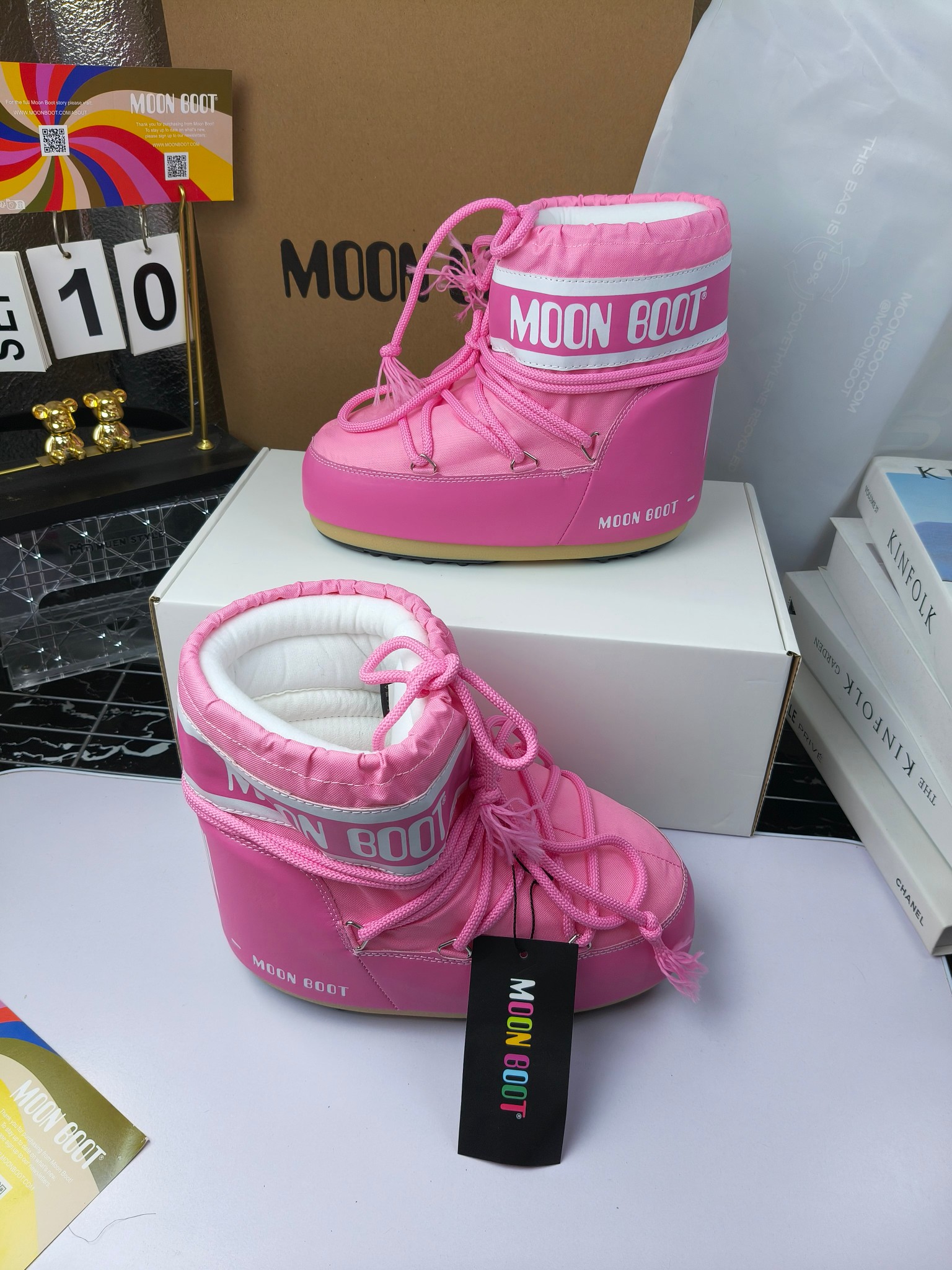  情侣款  滑雪季的宠儿
Moon Boot月亮靴雪地靴
在千禧年就已经非常火了
当年paris hilton、victoria beckham
等名人经常穿它，如今Y2K风潮再次流行
痞幼同款QQ秀穿搭
万人大秀的丑萌雪地靴重新翻红
不分男女不分左右
看着巨无霸巨实际配瑜伽裤巨显瘦
想要去北方的姐妹可以冲了
玩雪必备彻底杀疯
❶鞋面：进口防水布
❷内里：100%高端纤羽绵内胆
❸鞋底：热塑性橡胶
❹尺码：35－38，39-41，42－44
❺包装：moon boot原版透明手提袋
❻内增高：4cm