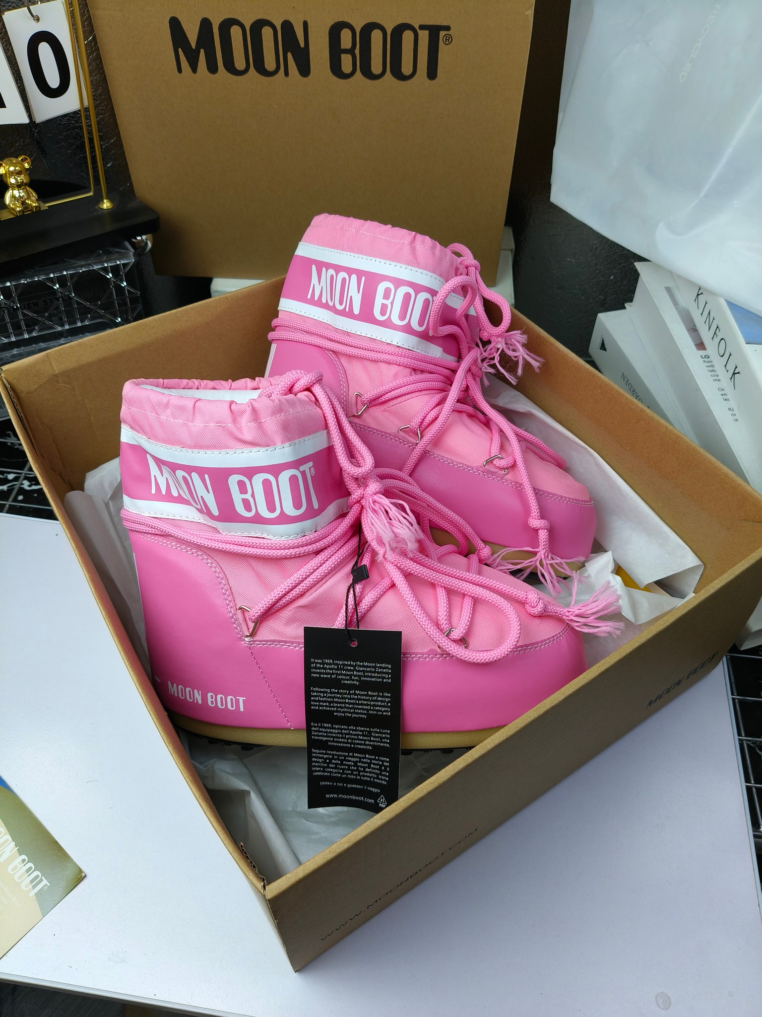  情侣款  滑雪季的宠儿
Moon Boot月亮靴雪地靴
在千禧年就已经非常火了
当年paris hilton、victoria beckham
等名人经常穿它，如今Y2K风潮再次流行
痞幼同款QQ秀穿搭
万人大秀的丑萌雪地靴重新翻红
不分男女不分左右
看着巨无霸巨实际配瑜伽裤巨显瘦
想要去北方的姐妹可以冲了
玩雪必备彻底杀疯
❶鞋面：进口防水布
❷内里：100%高端纤羽绵内胆
❸鞋底：热塑性橡胶
❹尺码：35－38，39-41，42－44
❺包装：moon boot原版透明手提袋
❻内增高：4cm