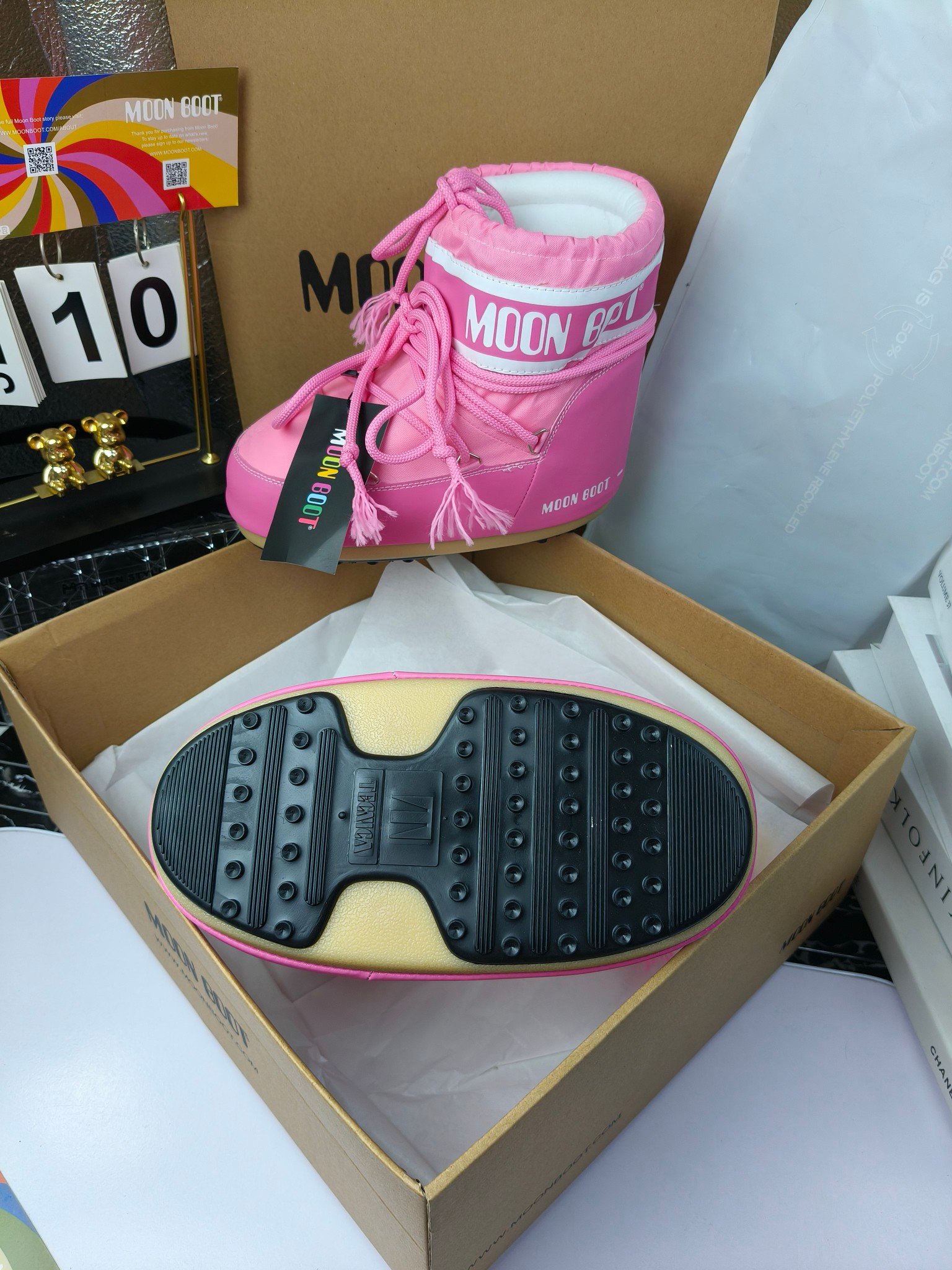  情侣款  滑雪季的宠儿
Moon Boot月亮靴雪地靴
在千禧年就已经非常火了
当年paris hilton、victoria beckham
等名人经常穿它，如今Y2K风潮再次流行
痞幼同款QQ秀穿搭
万人大秀的丑萌雪地靴重新翻红
不分男女不分左右
看着巨无霸巨实际配瑜伽裤巨显瘦
想要去北方的姐妹可以冲了
玩雪必备彻底杀疯
❶鞋面：进口防水布
❷内里：100%高端纤羽绵内胆
❸鞋底：热塑性橡胶
❹尺码：35－38，39-41，42－44
❺包装：moon boot原版透明手提袋
❻内增高：4cm