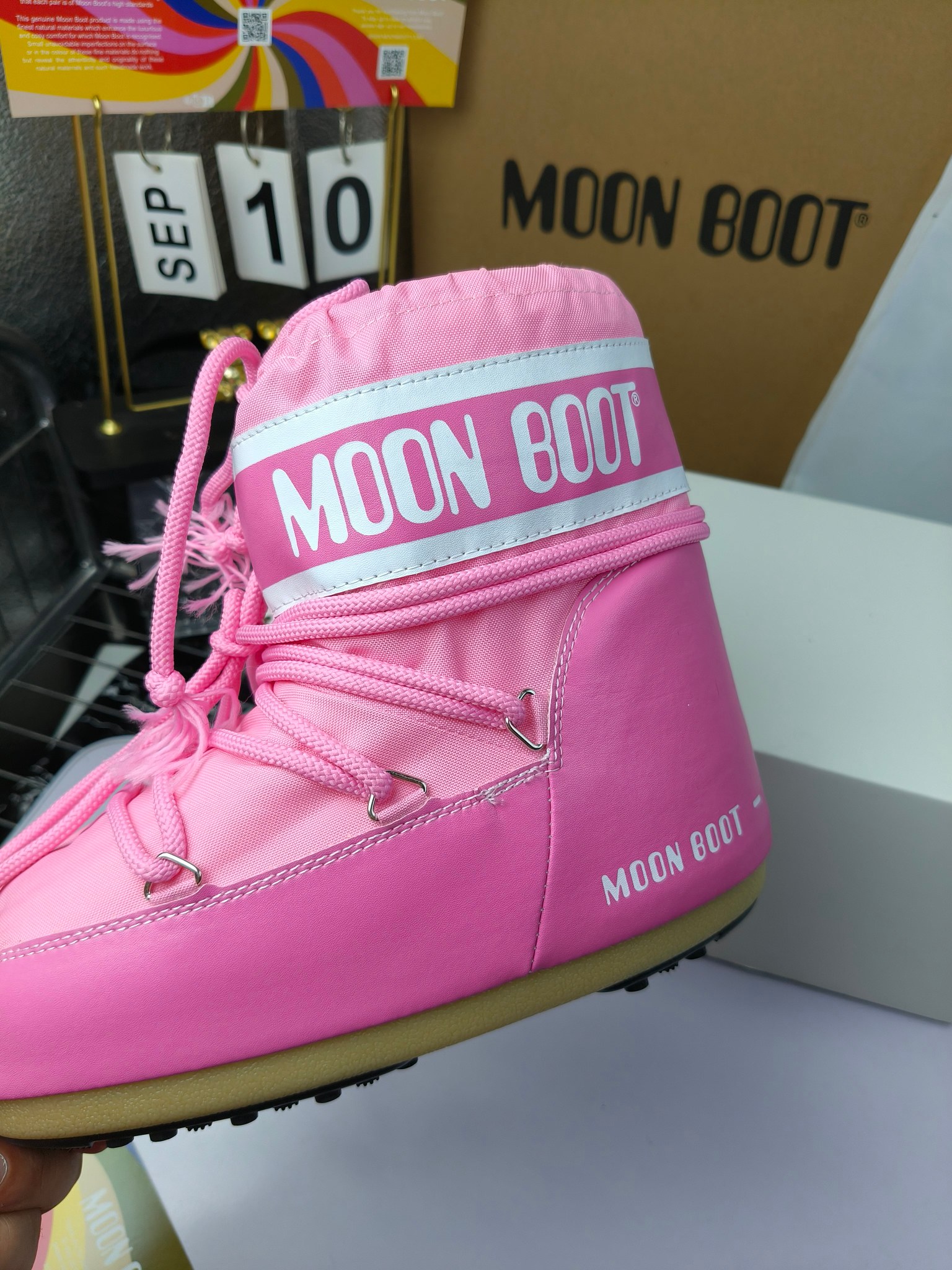  情侣款  滑雪季的宠儿
Moon Boot月亮靴雪地靴
在千禧年就已经非常火了
当年paris hilton、victoria beckham
等名人经常穿它，如今Y2K风潮再次流行
痞幼同款QQ秀穿搭
万人大秀的丑萌雪地靴重新翻红
不分男女不分左右
看着巨无霸巨实际配瑜伽裤巨显瘦
想要去北方的姐妹可以冲了
玩雪必备彻底杀疯
❶鞋面：进口防水布
❷内里：100%高端纤羽绵内胆
❸鞋底：热塑性橡胶
❹尺码：35－38，39-41，42－44
❺包装：moon boot原版透明手提袋
❻内增高：4cm