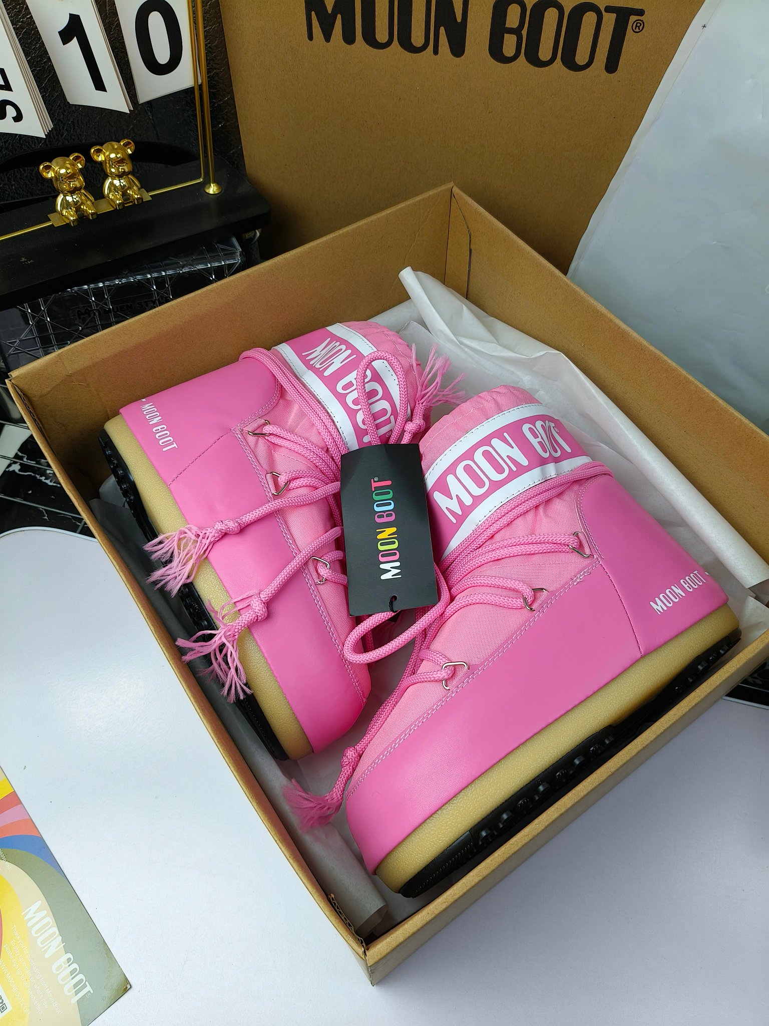  情侣款  滑雪季的宠儿
Moon Boot月亮靴雪地靴
在千禧年就已经非常火了
当年paris hilton、victoria beckham
等名人经常穿它，如今Y2K风潮再次流行
痞幼同款QQ秀穿搭
万人大秀的丑萌雪地靴重新翻红
不分男女不分左右
看着巨无霸巨实际配瑜伽裤巨显瘦
想要去北方的姐妹可以冲了
玩雪必备彻底杀疯
❶鞋面：进口防水布
❷内里：100%高端纤羽绵内胆
❸鞋底：热塑性橡胶
❹尺码：35－38，39-41，42－44
❺包装：moon boot原版透明手提袋
❻内增高：4cm