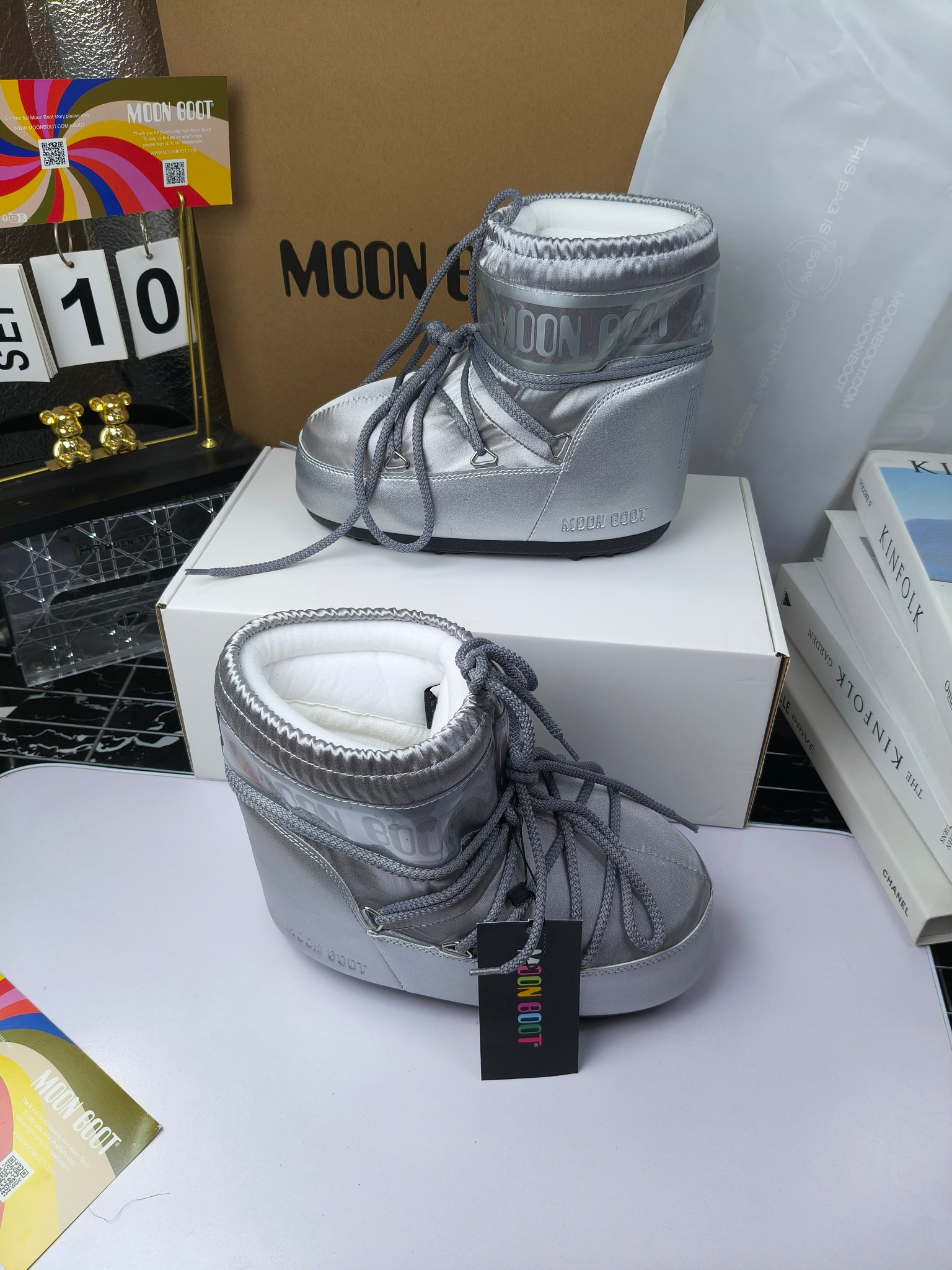  情侣款  滑雪季的宠儿
Moon Boot月亮靴雪地靴
在千禧年就已经非常火了
当年paris hilton、victoria beckham
等名人经常穿它，如今Y2K风潮再次流行
痞幼同款QQ秀穿搭
万人大秀的丑萌雪地靴重新翻红
不分男女不分左右
看着巨无霸巨实际配瑜伽裤巨显瘦
想要去北方的姐妹可以冲了
玩雪必备彻底杀疯
❶鞋面：进口防水布
❷内里：100%高端纤羽绵内胆
❸鞋底：热塑性橡胶
❹尺码：35－38，39-41，42－44
❺包装：moon boot原版透明手提袋
❻内增高：4cm