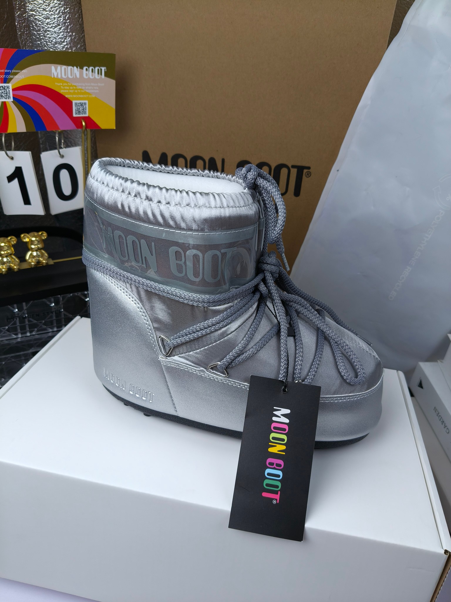  情侣款  滑雪季的宠儿
Moon Boot月亮靴雪地靴
在千禧年就已经非常火了
当年paris hilton、victoria beckham
等名人经常穿它，如今Y2K风潮再次流行
痞幼同款QQ秀穿搭
万人大秀的丑萌雪地靴重新翻红
不分男女不分左右
看着巨无霸巨实际配瑜伽裤巨显瘦
想要去北方的姐妹可以冲了
玩雪必备彻底杀疯
❶鞋面：进口防水布
❷内里：100%高端纤羽绵内胆
❸鞋底：热塑性橡胶
❹尺码：35－38，39-41，42－44
❺包装：moon boot原版透明手提袋
❻内增高：4cm