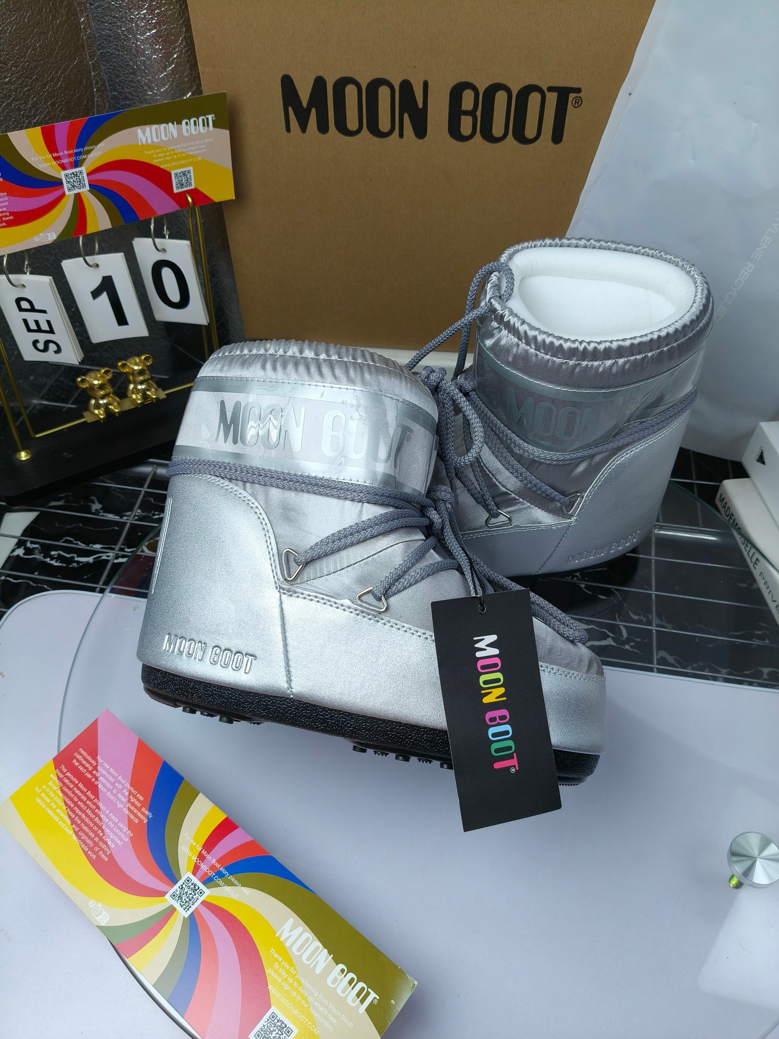  情侣款  滑雪季的宠儿
Moon Boot月亮靴雪地靴
在千禧年就已经非常火了
当年paris hilton、victoria beckham
等名人经常穿它，如今Y2K风潮再次流行
痞幼同款QQ秀穿搭
万人大秀的丑萌雪地靴重新翻红
不分男女不分左右
看着巨无霸巨实际配瑜伽裤巨显瘦
想要去北方的姐妹可以冲了
玩雪必备彻底杀疯
❶鞋面：进口防水布
❷内里：100%高端纤羽绵内胆
❸鞋底：热塑性橡胶
❹尺码：35－38，39-41，42－44
❺包装：moon boot原版透明手提袋
❻内增高：4cm