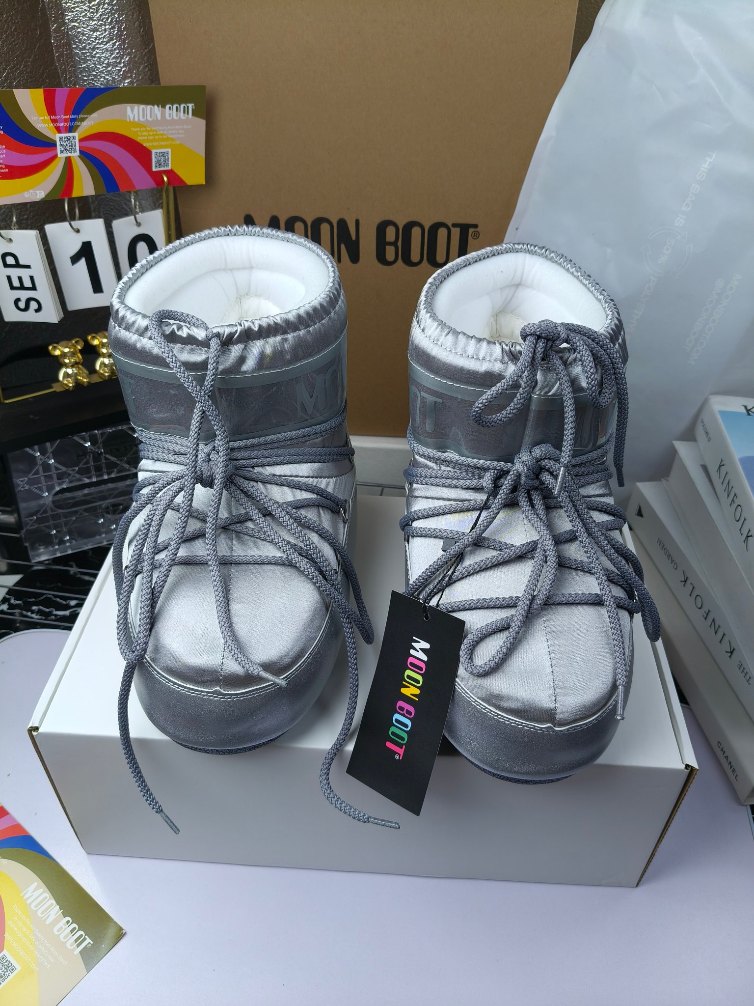  情侣款  滑雪季的宠儿
Moon Boot月亮靴雪地靴
在千禧年就已经非常火了
当年paris hilton、victoria beckham
等名人经常穿它，如今Y2K风潮再次流行
痞幼同款QQ秀穿搭
万人大秀的丑萌雪地靴重新翻红
不分男女不分左右
看着巨无霸巨实际配瑜伽裤巨显瘦
想要去北方的姐妹可以冲了
玩雪必备彻底杀疯
❶鞋面：进口防水布
❷内里：100%高端纤羽绵内胆
❸鞋底：热塑性橡胶
❹尺码：35－38，39-41，42－44
❺包装：moon boot原版透明手提袋
❻内增高：4cm