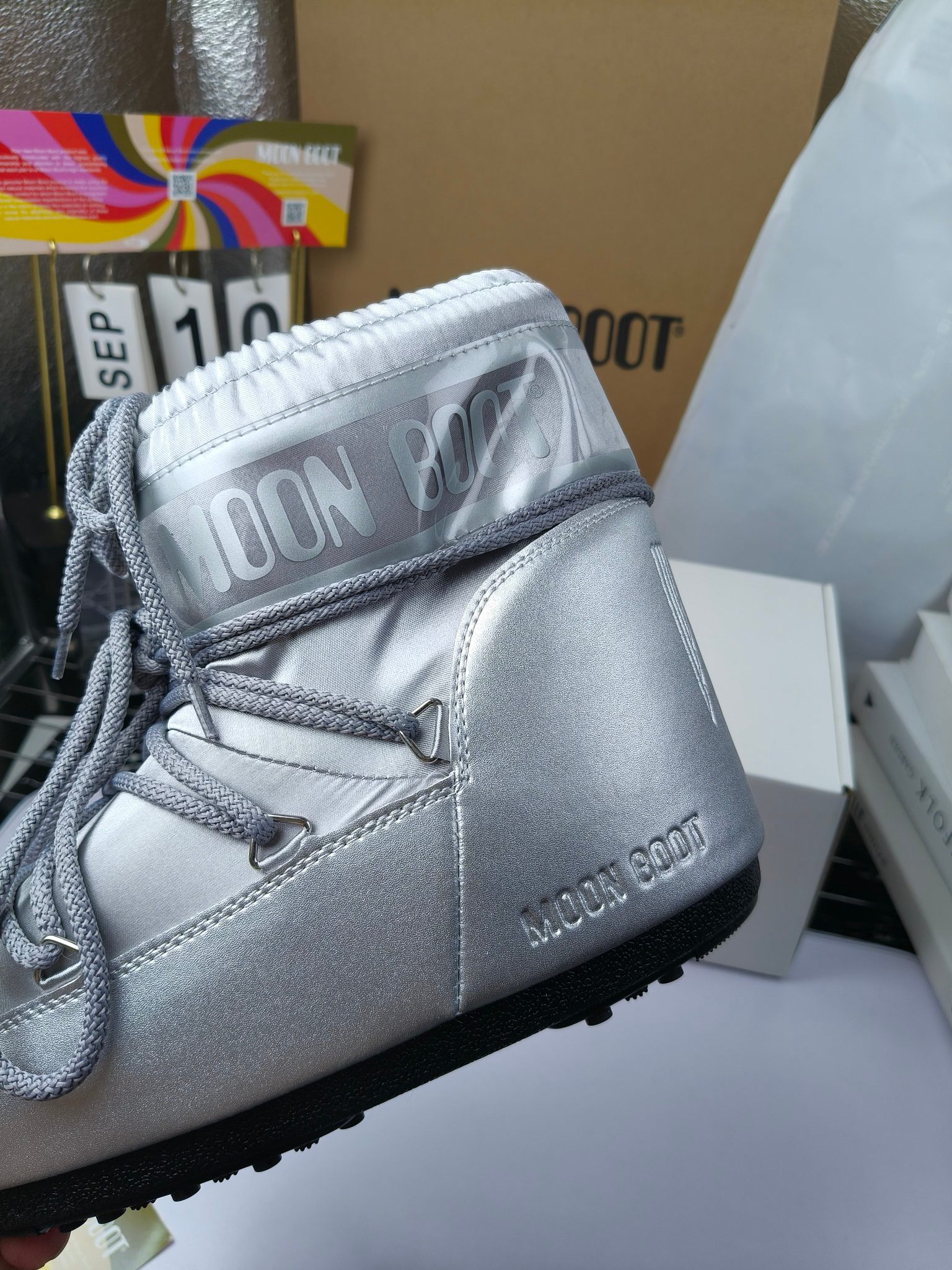  情侣款  滑雪季的宠儿
Moon Boot月亮靴雪地靴
在千禧年就已经非常火了
当年paris hilton、victoria beckham
等名人经常穿它，如今Y2K风潮再次流行
痞幼同款QQ秀穿搭
万人大秀的丑萌雪地靴重新翻红
不分男女不分左右
看着巨无霸巨实际配瑜伽裤巨显瘦
想要去北方的姐妹可以冲了
玩雪必备彻底杀疯
❶鞋面：进口防水布
❷内里：100%高端纤羽绵内胆
❸鞋底：热塑性橡胶
❹尺码：35－38，39-41，42－44
❺包装：moon boot原版透明手提袋
❻内增高：4cm