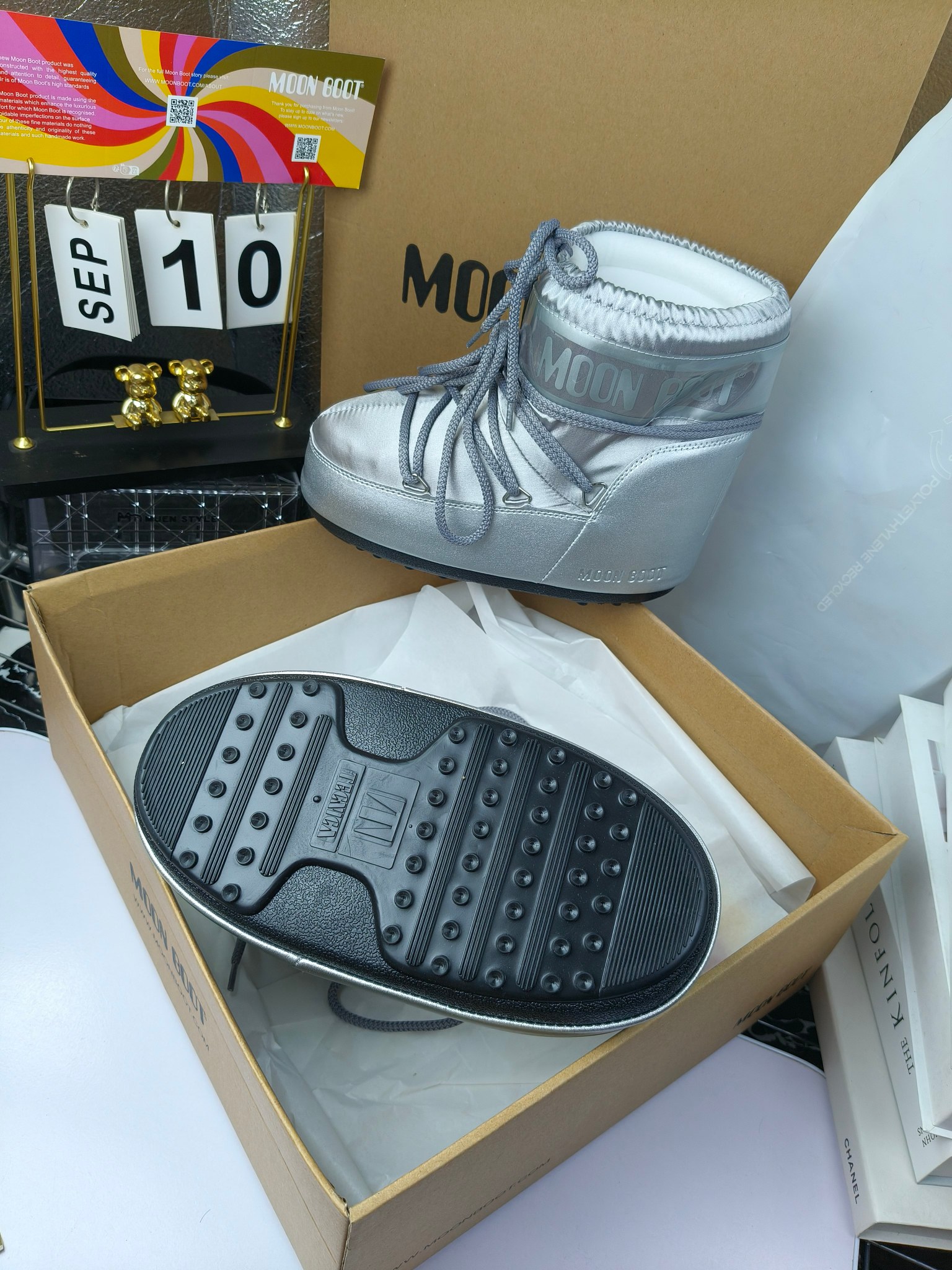  情侣款  滑雪季的宠儿
Moon Boot月亮靴雪地靴
在千禧年就已经非常火了
当年paris hilton、victoria beckham
等名人经常穿它，如今Y2K风潮再次流行
痞幼同款QQ秀穿搭
万人大秀的丑萌雪地靴重新翻红
不分男女不分左右
看着巨无霸巨实际配瑜伽裤巨显瘦
想要去北方的姐妹可以冲了
玩雪必备彻底杀疯
❶鞋面：进口防水布
❷内里：100%高端纤羽绵内胆
❸鞋底：热塑性橡胶
❹尺码：35－38，39-41，42－44
❺包装：moon boot原版透明手提袋
❻内增高：4cm