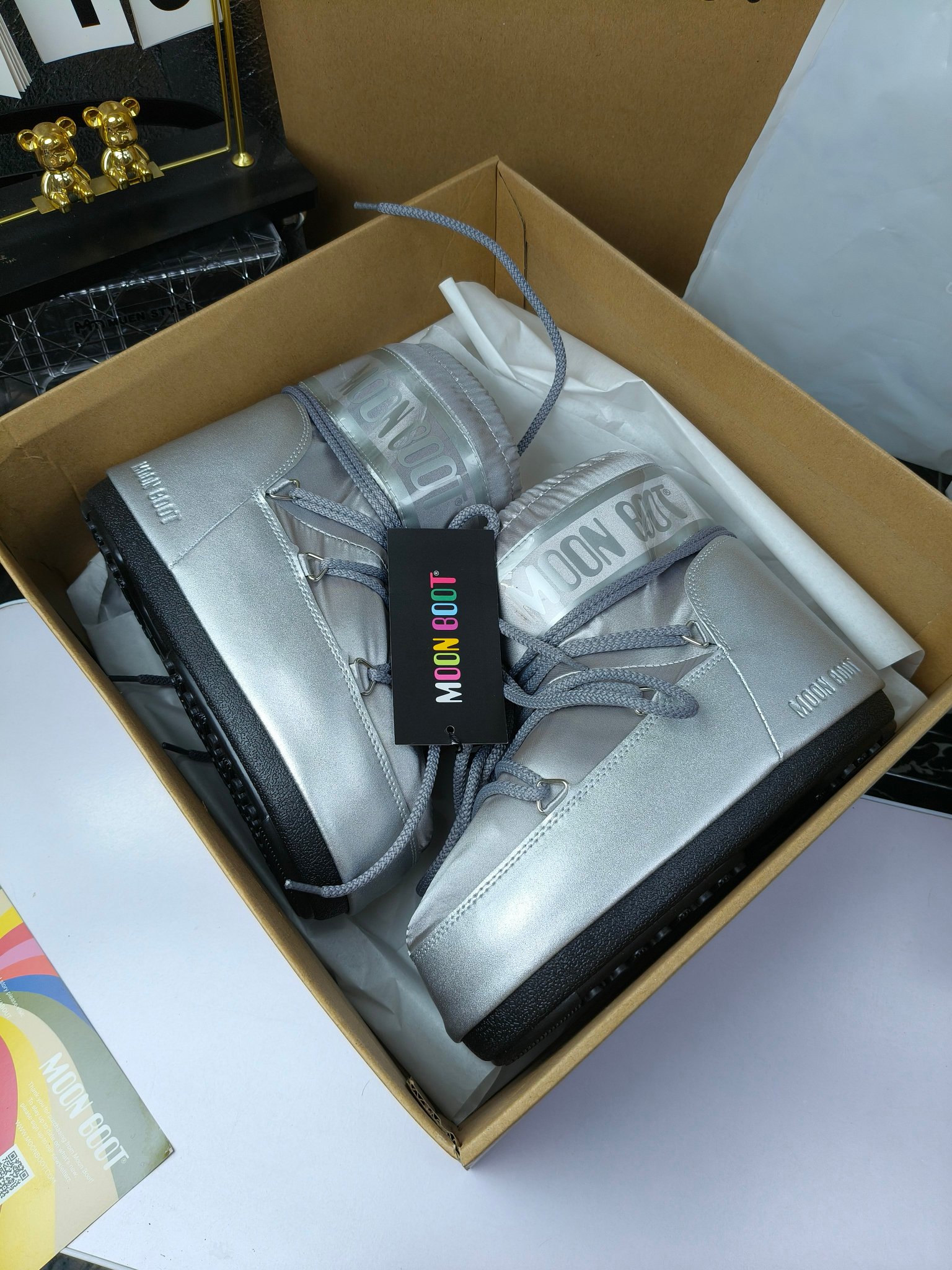  情侣款  滑雪季的宠儿
Moon Boot月亮靴雪地靴
在千禧年就已经非常火了
当年paris hilton、victoria beckham
等名人经常穿它，如今Y2K风潮再次流行
痞幼同款QQ秀穿搭
万人大秀的丑萌雪地靴重新翻红
不分男女不分左右
看着巨无霸巨实际配瑜伽裤巨显瘦
想要去北方的姐妹可以冲了
玩雪必备彻底杀疯
❶鞋面：进口防水布
❷内里：100%高端纤羽绵内胆
❸鞋底：热塑性橡胶
❹尺码：35－38，39-41，42－44
❺包装：moon boot原版透明手提袋
❻内增高：4cm