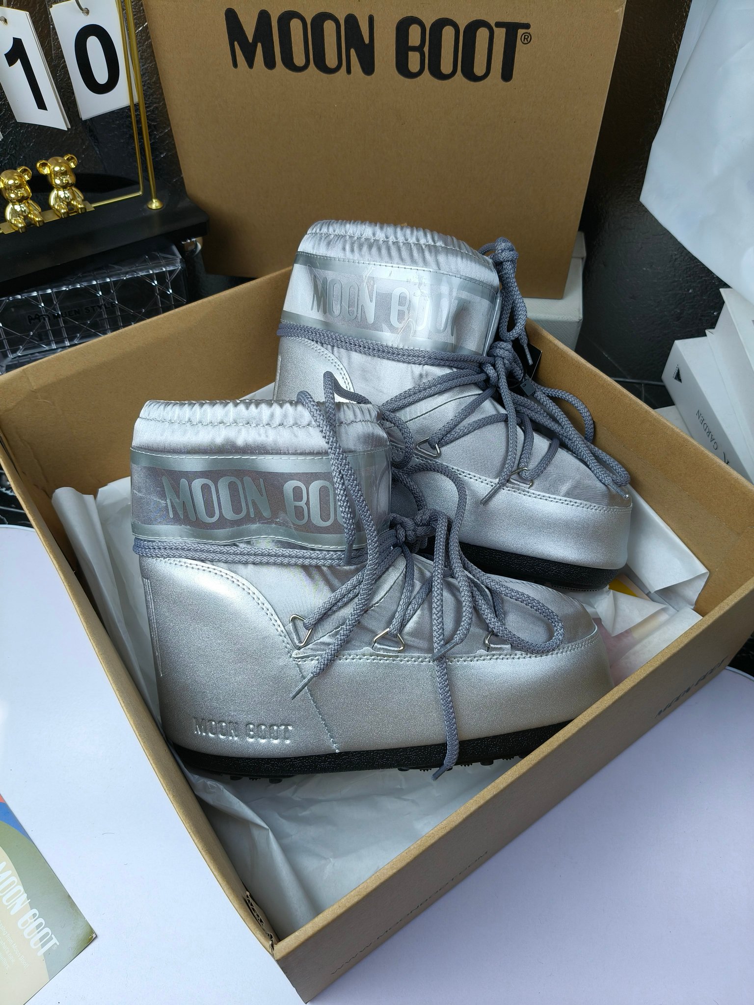  情侣款  滑雪季的宠儿
Moon Boot月亮靴雪地靴
在千禧年就已经非常火了
当年paris hilton、victoria beckham
等名人经常穿它，如今Y2K风潮再次流行
痞幼同款QQ秀穿搭
万人大秀的丑萌雪地靴重新翻红
不分男女不分左右
看着巨无霸巨实际配瑜伽裤巨显瘦
想要去北方的姐妹可以冲了
玩雪必备彻底杀疯
❶鞋面：进口防水布
❷内里：100%高端纤羽绵内胆
❸鞋底：热塑性橡胶
❹尺码：35－38，39-41，42－44
❺包装：moon boot原版透明手提袋
❻内增高：4cm