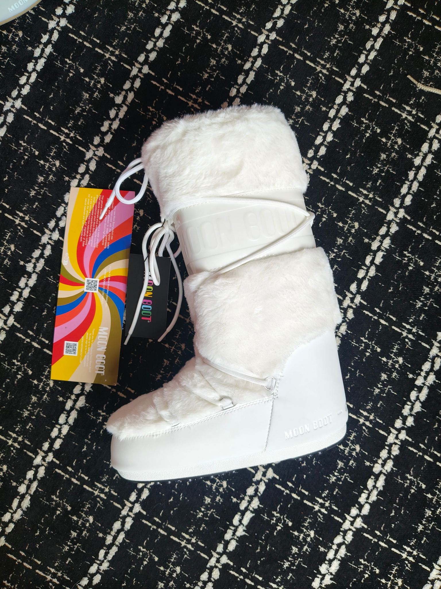  情侣款  滑雪季的宠儿
Moon Boot月亮靴雪地靴
在千禧年就已经非常火了
当年paris hilton、victoria beckham
等名人经常穿它，如今Y2K风潮再次流行
痞幼同款QQ秀穿搭
万人大秀的丑萌雪地靴重新翻红
不分男女不分左右
看着巨无霸巨实际配瑜伽裤巨显瘦
想要去北方的姐妹可以冲了
玩雪必备彻底杀疯
❶鞋面：进口防水布
❷内里：100%高端纤羽绵内胆
❸鞋底：热塑性橡胶
❹尺码：35－38，39-41，42－44
❺包装：moon boot原版透明手提袋
❻内增高：4cm