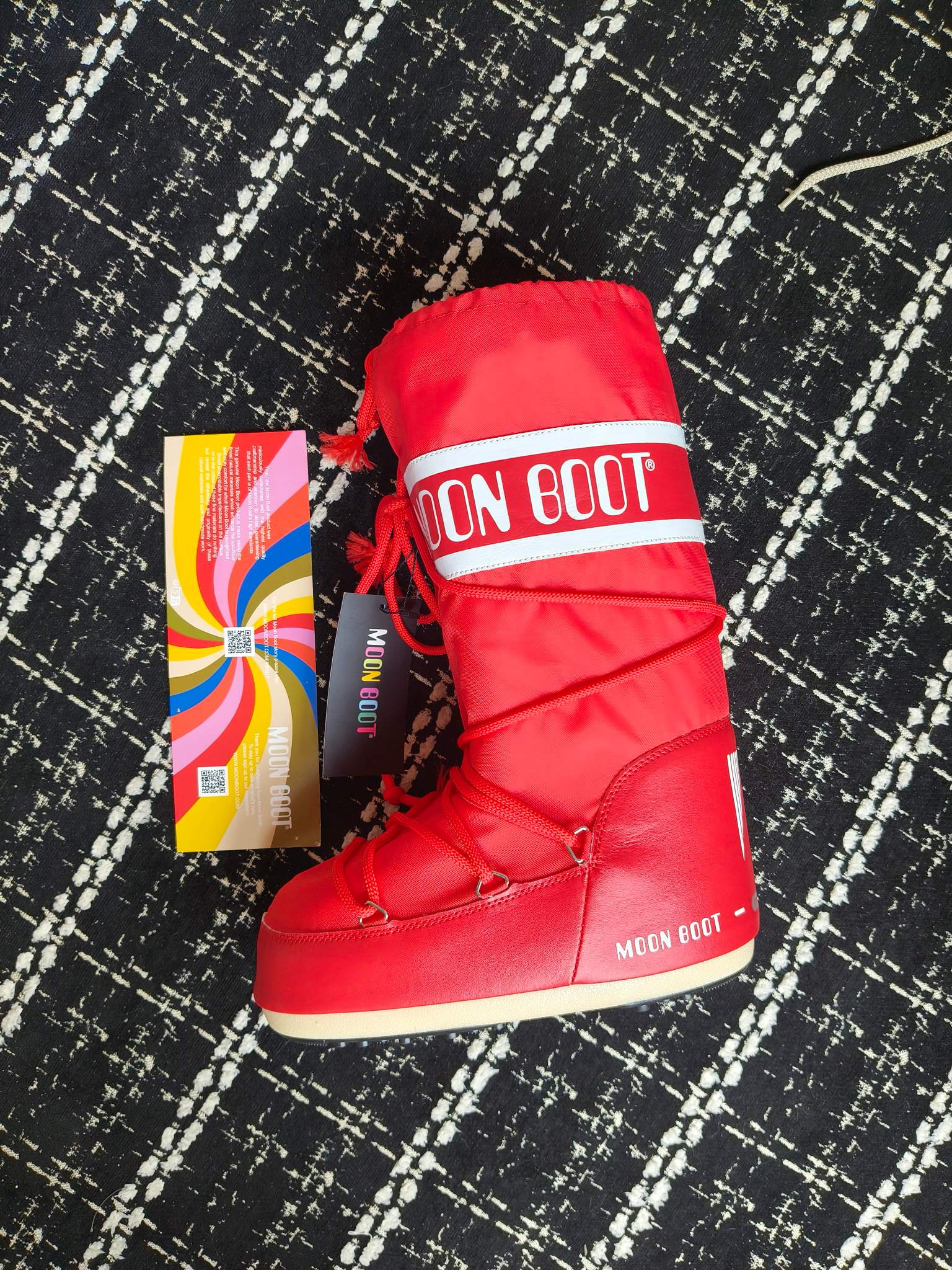  情侣款  滑雪季的宠儿
Moon Boot月亮靴雪地靴
在千禧年就已经非常火了
当年paris hilton、victoria beckham
等名人经常穿它，如今Y2K风潮再次流行
痞幼同款QQ秀穿搭
万人大秀的丑萌雪地靴重新翻红
不分男女不分左右
看着巨无霸巨实际配瑜伽裤巨显瘦
想要去北方的姐妹可以冲了
玩雪必备彻底杀疯
❶鞋面：进口防水布
❷内里：100%高端纤羽绵内胆
❸鞋底：热塑性橡胶
❹尺码：35－38，39-41，42－44
❺包装：moon boot原版透明手提袋
❻内增高：4cm