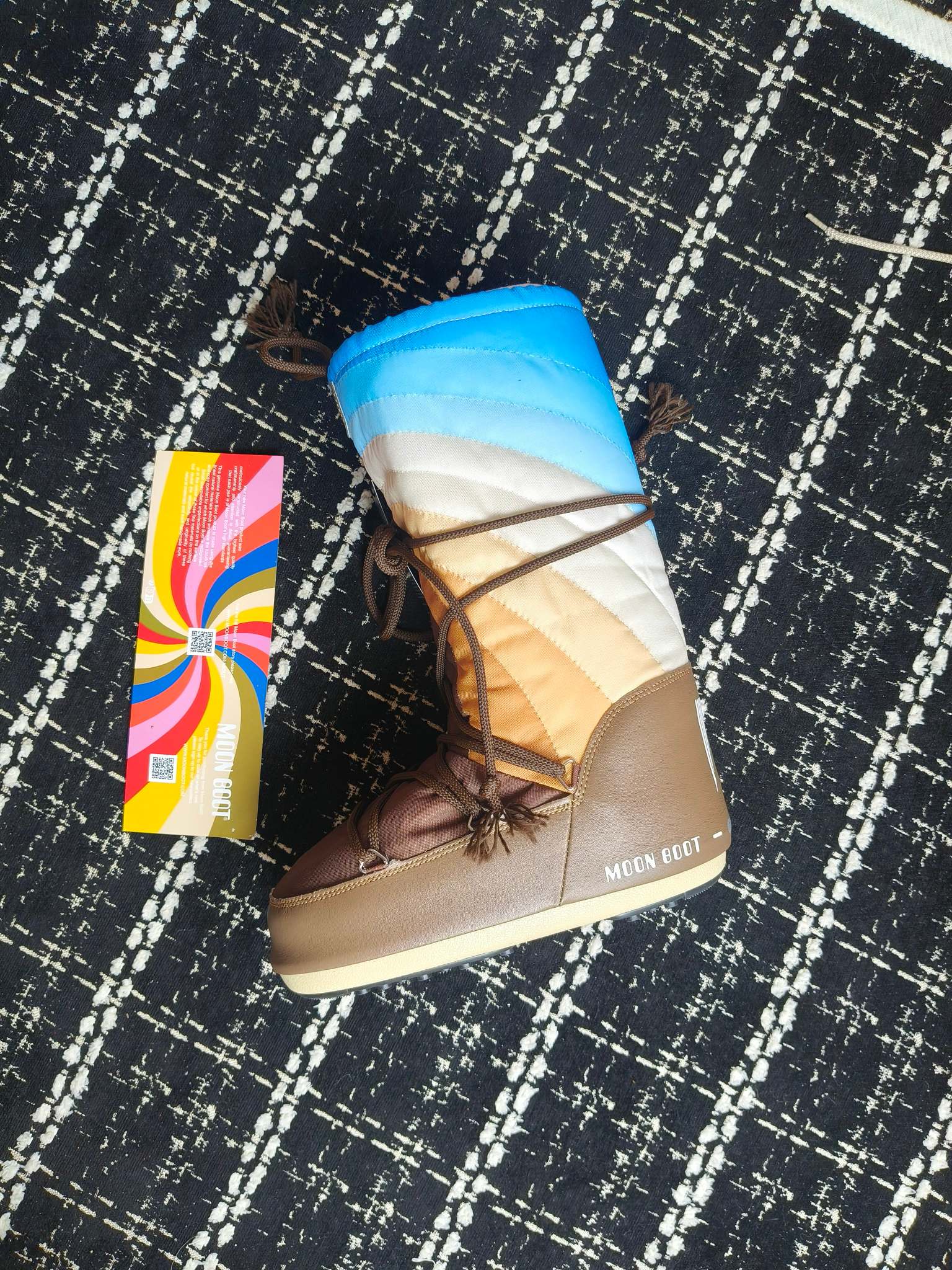  情侣款  滑雪季的宠儿
Moon Boot月亮靴雪地靴
在千禧年就已经非常火了
当年paris hilton、victoria beckham
等名人经常穿它，如今Y2K风潮再次流行
痞幼同款QQ秀穿搭
万人大秀的丑萌雪地靴重新翻红
不分男女不分左右
看着巨无霸巨实际配瑜伽裤巨显瘦
想要去北方的姐妹可以冲了
玩雪必备彻底杀疯
❶鞋面：进口防水布
❷内里：100%高端纤羽绵内胆
❸鞋底：热塑性橡胶
❹尺码：35－38，39-41，42－44
❺包装：moon boot原版透明手提袋
❻内增高：4cm