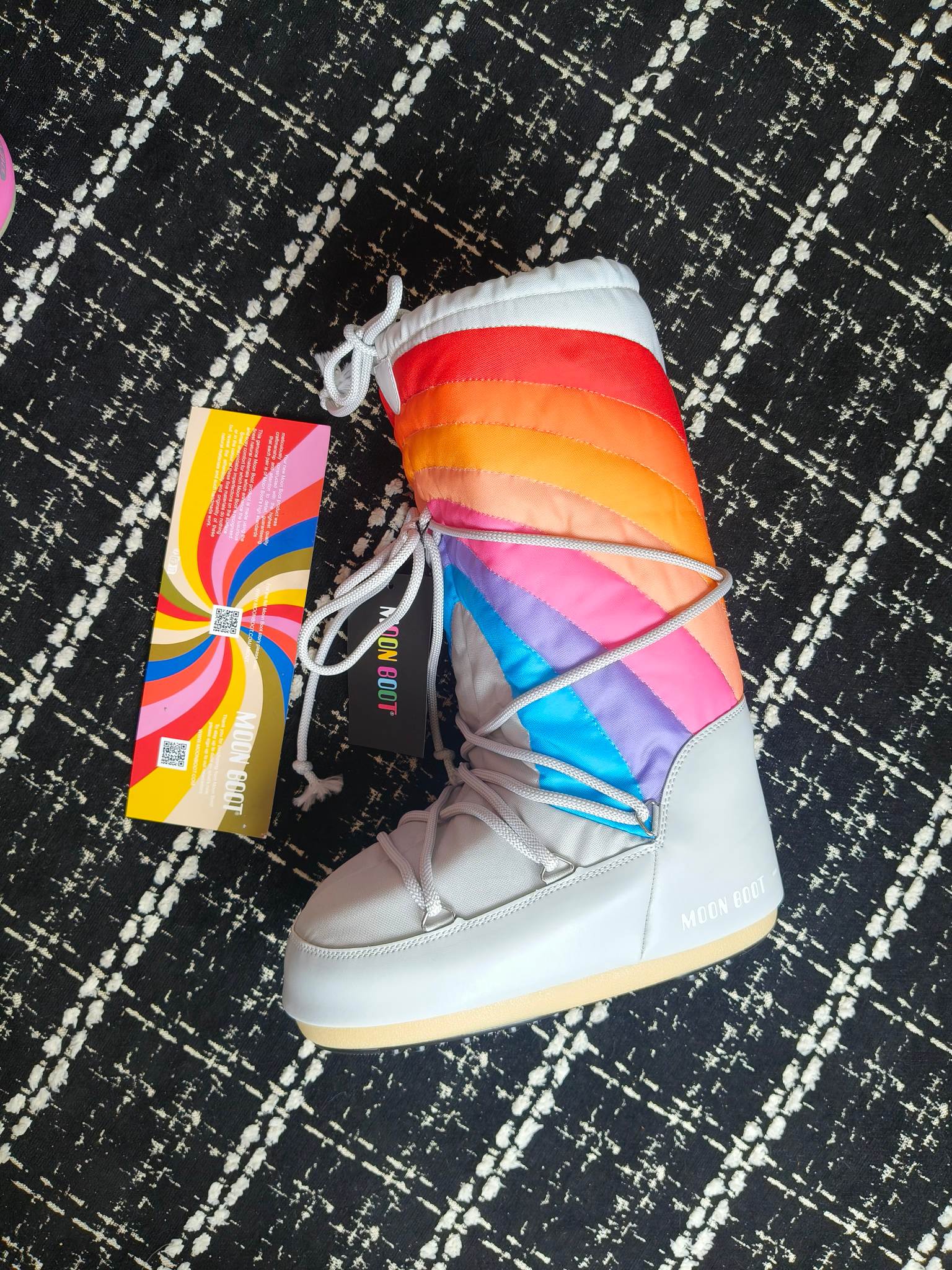  情侣款  滑雪季的宠儿
Moon Boot月亮靴雪地靴
在千禧年就已经非常火了
当年paris hilton、victoria beckham
等名人经常穿它，如今Y2K风潮再次流行
痞幼同款QQ秀穿搭
万人大秀的丑萌雪地靴重新翻红
不分男女不分左右
看着巨无霸巨实际配瑜伽裤巨显瘦
想要去北方的姐妹可以冲了
玩雪必备彻底杀疯
❶鞋面：进口防水布
❷内里：100%高端纤羽绵内胆
❸鞋底：热塑性橡胶
❹尺码：35－38，39-41，42－44
❺包装：moon boot原版透明手提袋
❻内增高：4cm