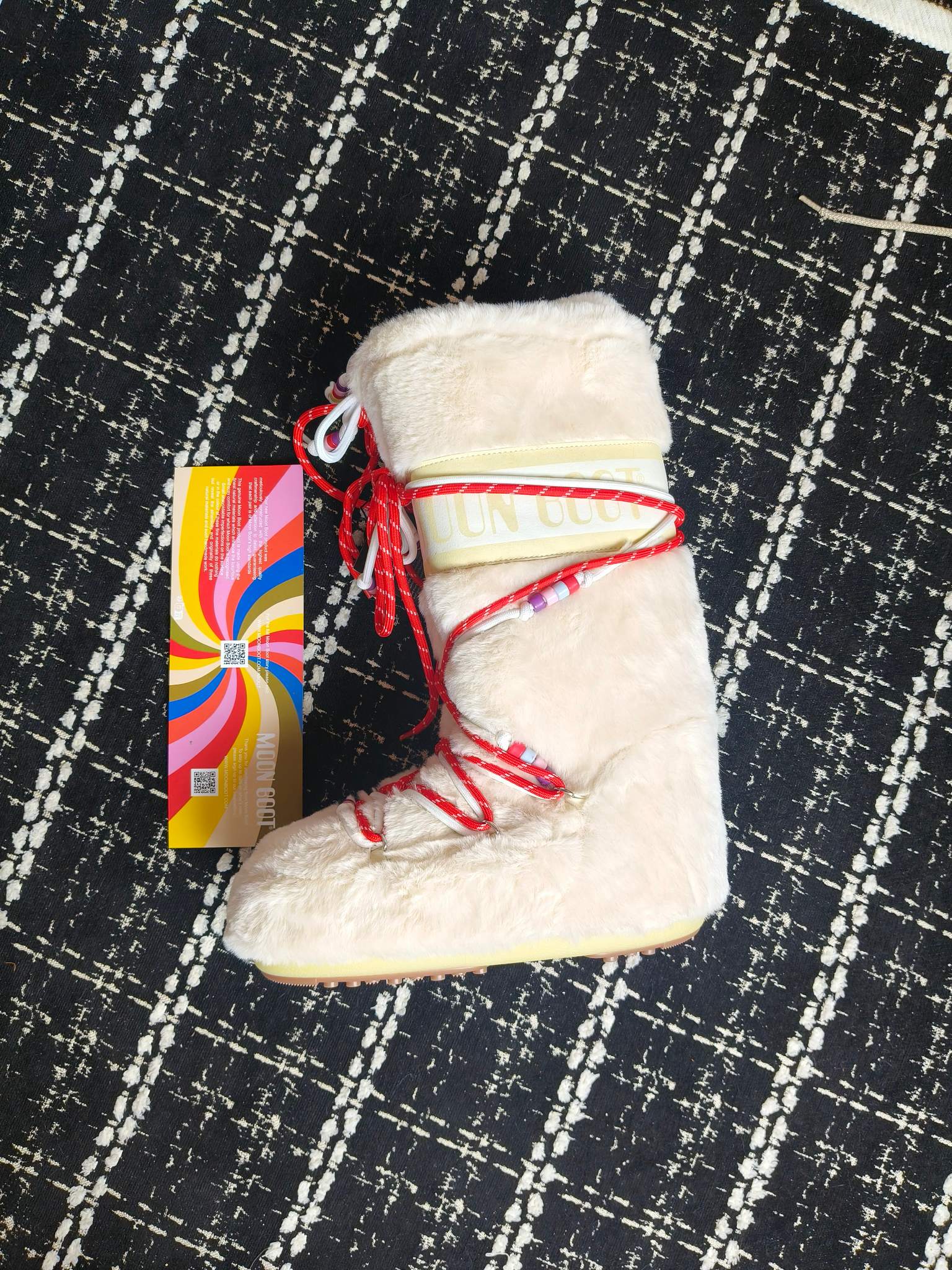  情侣款  滑雪季的宠儿
Moon Boot月亮靴雪地靴
在千禧年就已经非常火了
当年paris hilton、victoria beckham
等名人经常穿它，如今Y2K风潮再次流行
痞幼同款QQ秀穿搭
万人大秀的丑萌雪地靴重新翻红
不分男女不分左右
看着巨无霸巨实际配瑜伽裤巨显瘦
想要去北方的姐妹可以冲了
玩雪必备彻底杀疯
❶鞋面：进口防水布
❷内里：100%高端纤羽绵内胆
❸鞋底：热塑性橡胶
❹尺码：35－38，39-41，42－44
❺包装：moon boot原版透明手提袋
❻内增高：4cm