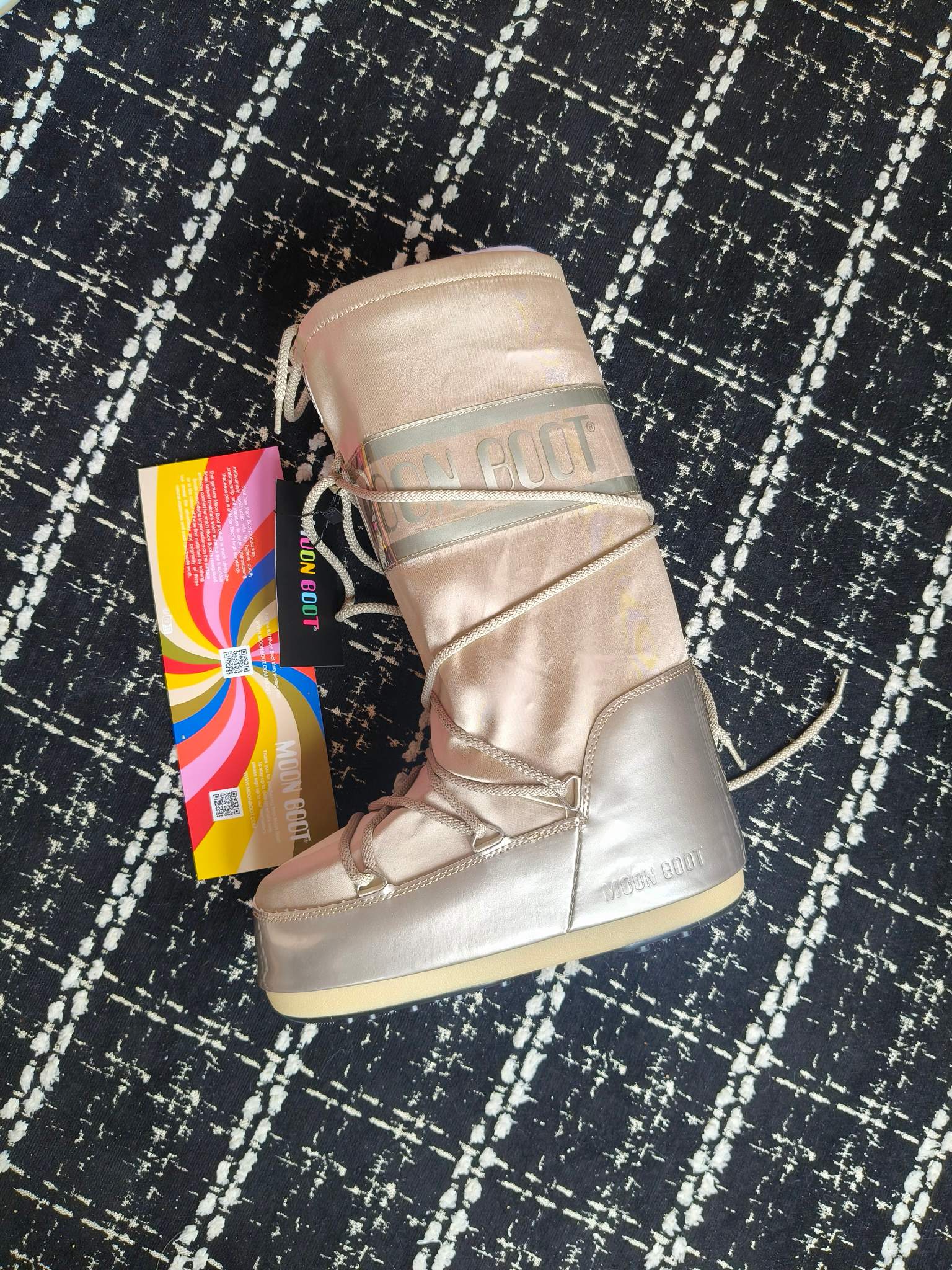  情侣款  滑雪季的宠儿
Moon Boot月亮靴雪地靴
在千禧年就已经非常火了
当年paris hilton、victoria beckham
等名人经常穿它，如今Y2K风潮再次流行
痞幼同款QQ秀穿搭
万人大秀的丑萌雪地靴重新翻红
不分男女不分左右
看着巨无霸巨实际配瑜伽裤巨显瘦
想要去北方的姐妹可以冲了
玩雪必备彻底杀疯
❶鞋面：进口防水布
❷内里：100%高端纤羽绵内胆
❸鞋底：热塑性橡胶
❹尺码：35－38，39-41，42－44
❺包装：moon boot原版透明手提袋
❻内增高：4cm