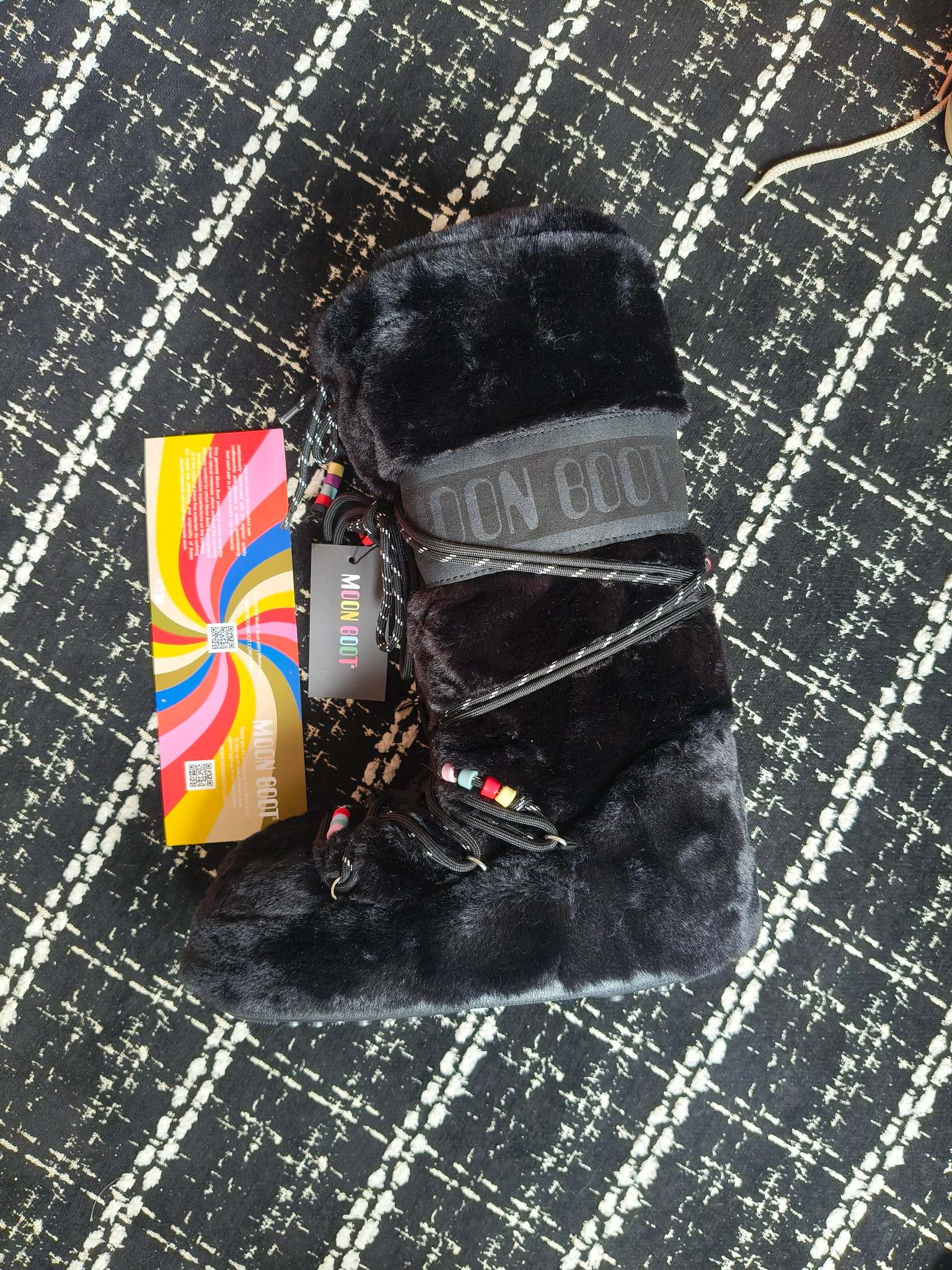  情侣款  滑雪季的宠儿
Moon Boot月亮靴雪地靴
在千禧年就已经非常火了
当年paris hilton、victoria beckham
等名人经常穿它，如今Y2K风潮再次流行
痞幼同款QQ秀穿搭
万人大秀的丑萌雪地靴重新翻红
不分男女不分左右
看着巨无霸巨实际配瑜伽裤巨显瘦
想要去北方的姐妹可以冲了
玩雪必备彻底杀疯
❶鞋面：进口防水布
❷内里：100%高端纤羽绵内胆
❸鞋底：热塑性橡胶
❹尺码：35－38，39-41，42－44
❺包装：moon boot原版透明手提袋
❻内增高：4cm