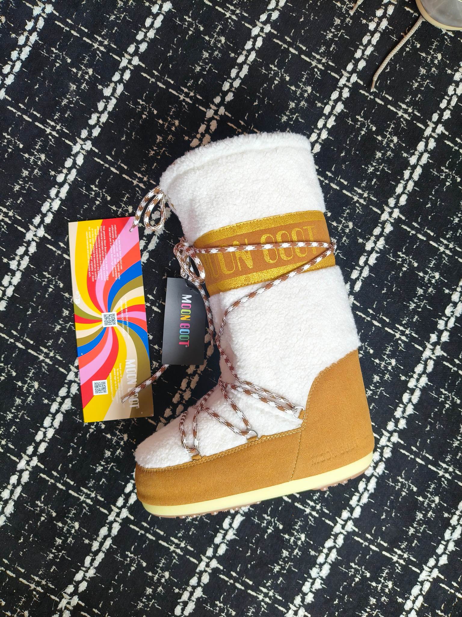  情侣款  滑雪季的宠儿
Moon Boot月亮靴雪地靴
在千禧年就已经非常火了
当年paris hilton、victoria beckham
等名人经常穿它，如今Y2K风潮再次流行
痞幼同款QQ秀穿搭
万人大秀的丑萌雪地靴重新翻红
不分男女不分左右
看着巨无霸巨实际配瑜伽裤巨显瘦
想要去北方的姐妹可以冲了
玩雪必备彻底杀疯
❶鞋面：进口防水布
❷内里：100%高端纤羽绵内胆
❸鞋底：热塑性橡胶
❹尺码：35－38，39-41，42－44
❺包装：moon boot原版透明手提袋
❻内增高：4cm