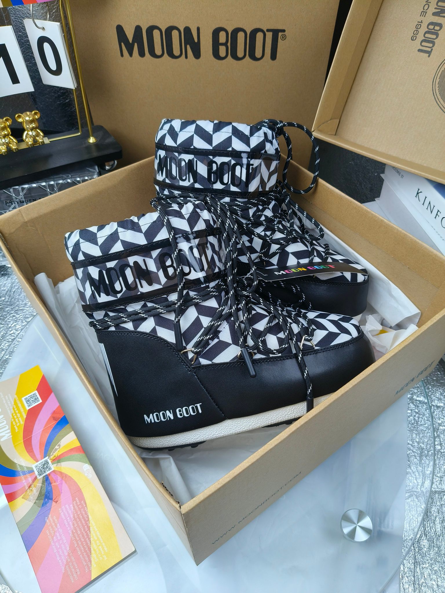  情侣款  滑雪季的宠儿
Moon Boot月亮靴雪地靴
在千禧年就已经非常火了
当年paris hilton、victoria beckham
等名人经常穿它，如今Y2K风潮再次流行
痞幼同款QQ秀穿搭
万人大秀的丑萌雪地靴重新翻红
不分男女不分左右
看着巨无霸巨实际配瑜伽裤巨显瘦
想要去北方的姐妹可以冲了
玩雪必备彻底杀疯
❶鞋面：进口防水布
❷内里：100%高端纤羽绵内胆
❸鞋底：热塑性橡胶
❹尺码：35－38，39-41，42－44
❺包装：moon boot原版透明手提袋
❻内增高：4cm