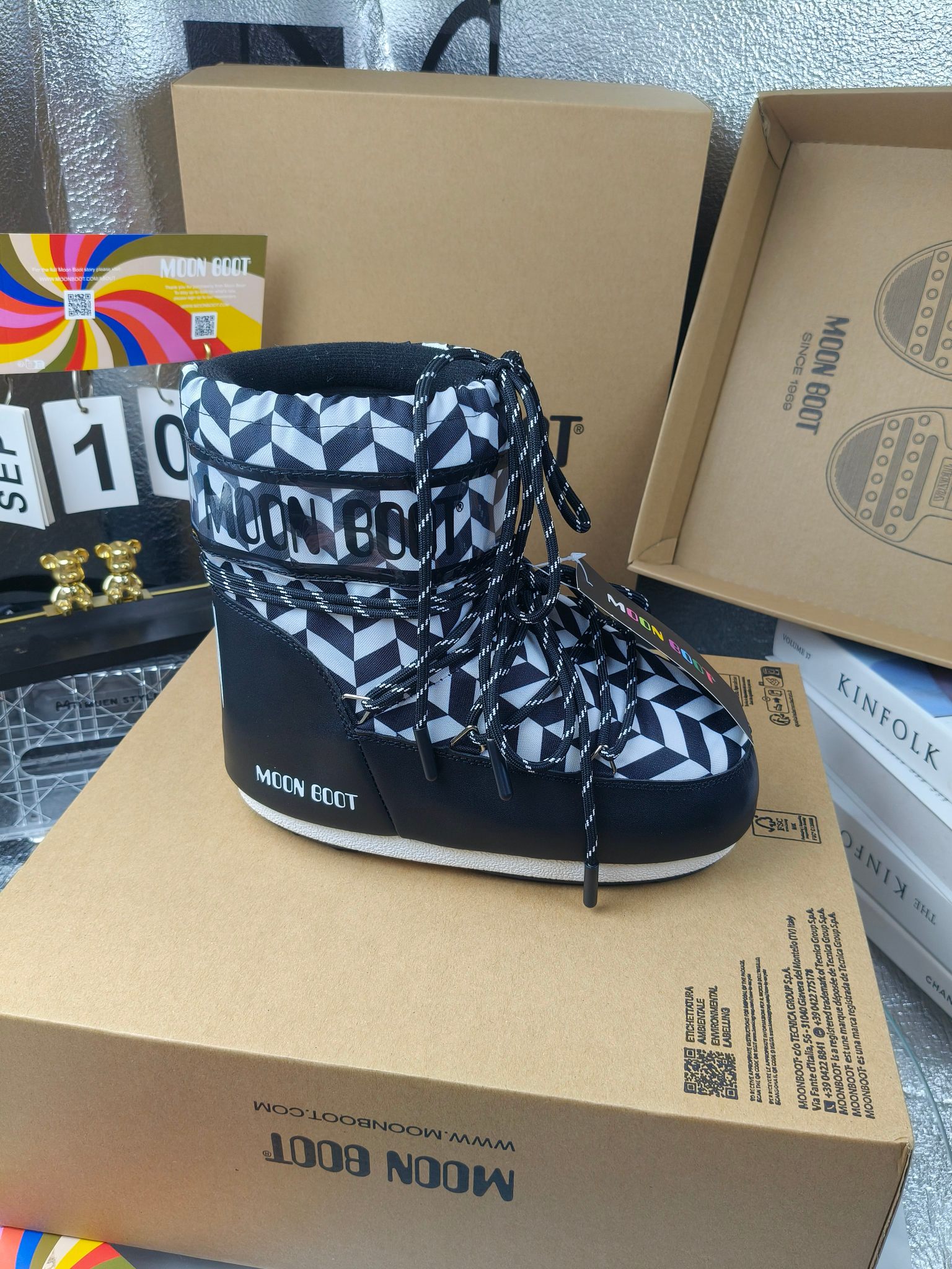  情侣款  滑雪季的宠儿
Moon Boot月亮靴雪地靴
在千禧年就已经非常火了
当年paris hilton、victoria beckham
等名人经常穿它，如今Y2K风潮再次流行
痞幼同款QQ秀穿搭
万人大秀的丑萌雪地靴重新翻红
不分男女不分左右
看着巨无霸巨实际配瑜伽裤巨显瘦
想要去北方的姐妹可以冲了
玩雪必备彻底杀疯
❶鞋面：进口防水布
❷内里：100%高端纤羽绵内胆
❸鞋底：热塑性橡胶
❹尺码：35－38，39-41，42－44
❺包装：moon boot原版透明手提袋
❻内增高：4cm