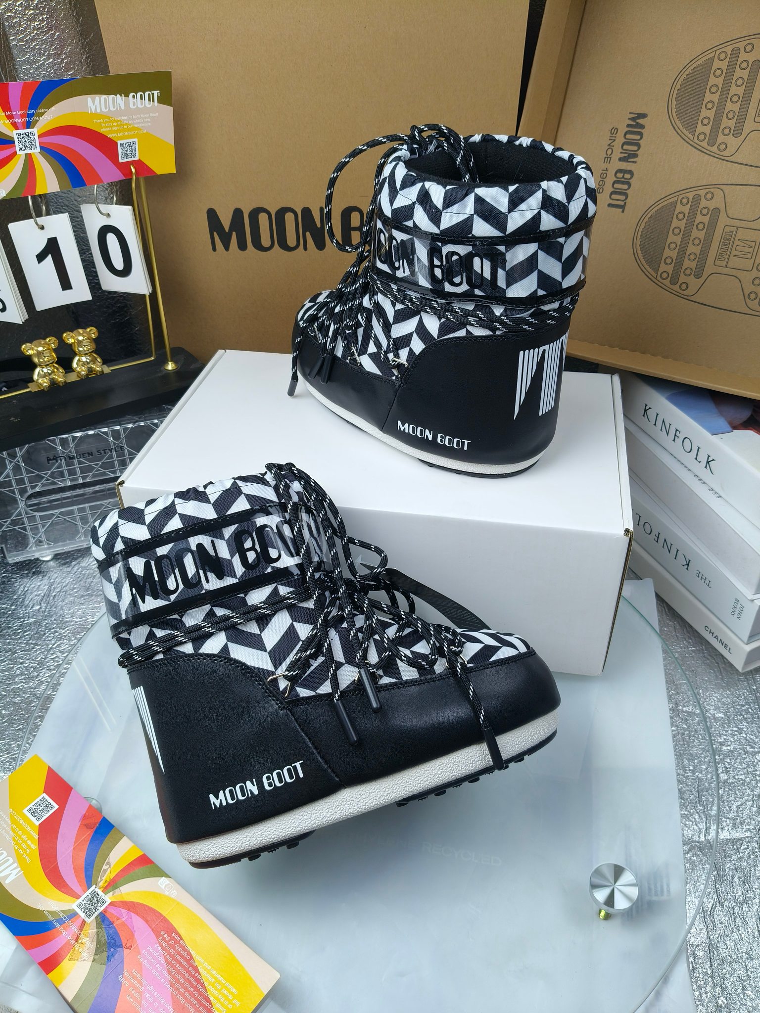  情侣款  滑雪季的宠儿
Moon Boot月亮靴雪地靴
在千禧年就已经非常火了
当年paris hilton、victoria beckham
等名人经常穿它，如今Y2K风潮再次流行
痞幼同款QQ秀穿搭
万人大秀的丑萌雪地靴重新翻红
不分男女不分左右
看着巨无霸巨实际配瑜伽裤巨显瘦
想要去北方的姐妹可以冲了
玩雪必备彻底杀疯
❶鞋面：进口防水布
❷内里：100%高端纤羽绵内胆
❸鞋底：热塑性橡胶
❹尺码：35－38，39-41，42－44
❺包装：moon boot原版透明手提袋
❻内增高：4cm