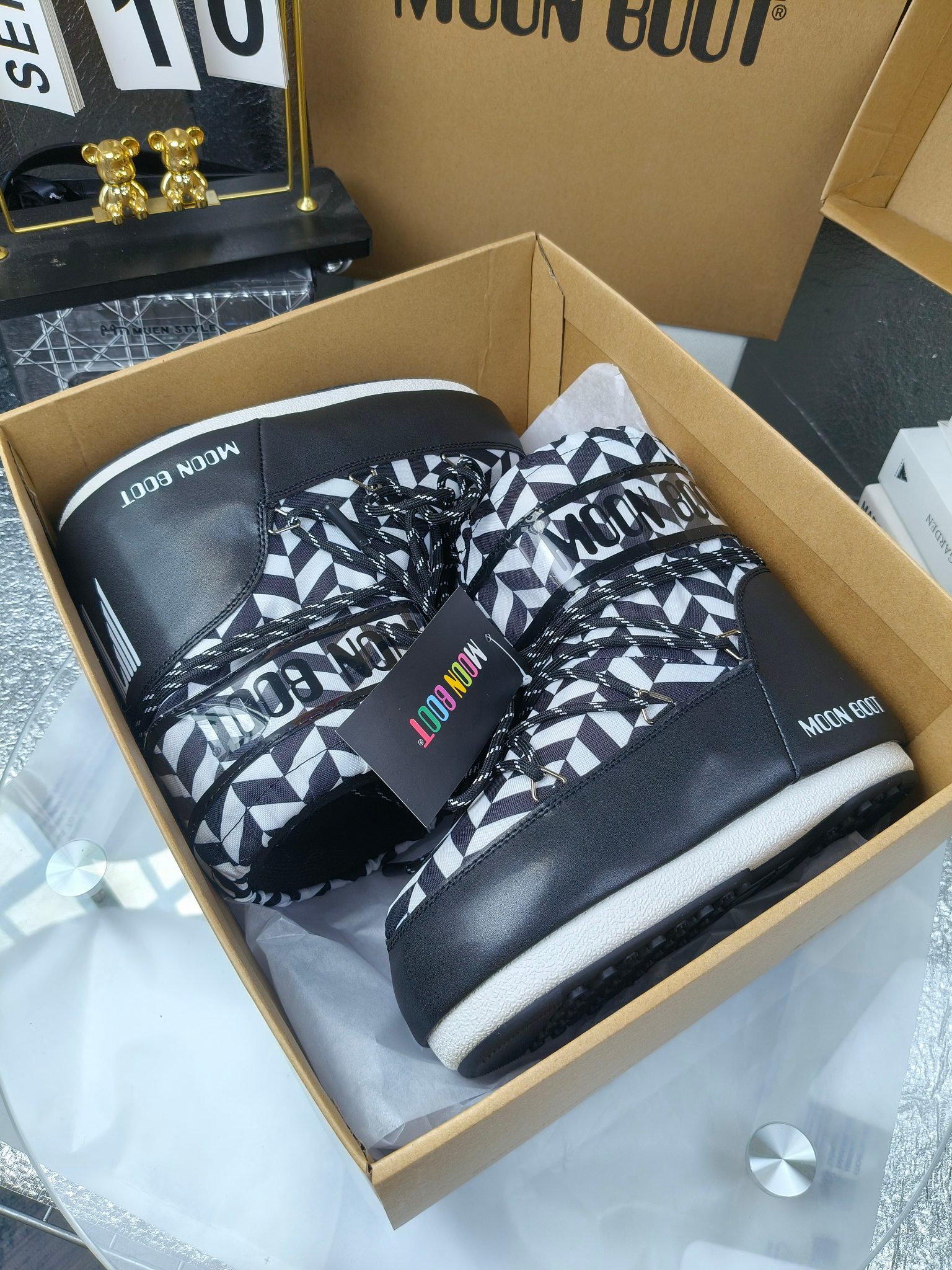  情侣款  滑雪季的宠儿
Moon Boot月亮靴雪地靴
在千禧年就已经非常火了
当年paris hilton、victoria beckham
等名人经常穿它，如今Y2K风潮再次流行
痞幼同款QQ秀穿搭
万人大秀的丑萌雪地靴重新翻红
不分男女不分左右
看着巨无霸巨实际配瑜伽裤巨显瘦
想要去北方的姐妹可以冲了
玩雪必备彻底杀疯
❶鞋面：进口防水布
❷内里：100%高端纤羽绵内胆
❸鞋底：热塑性橡胶
❹尺码：35－38，39-41，42－44
❺包装：moon boot原版透明手提袋
❻内增高：4cm