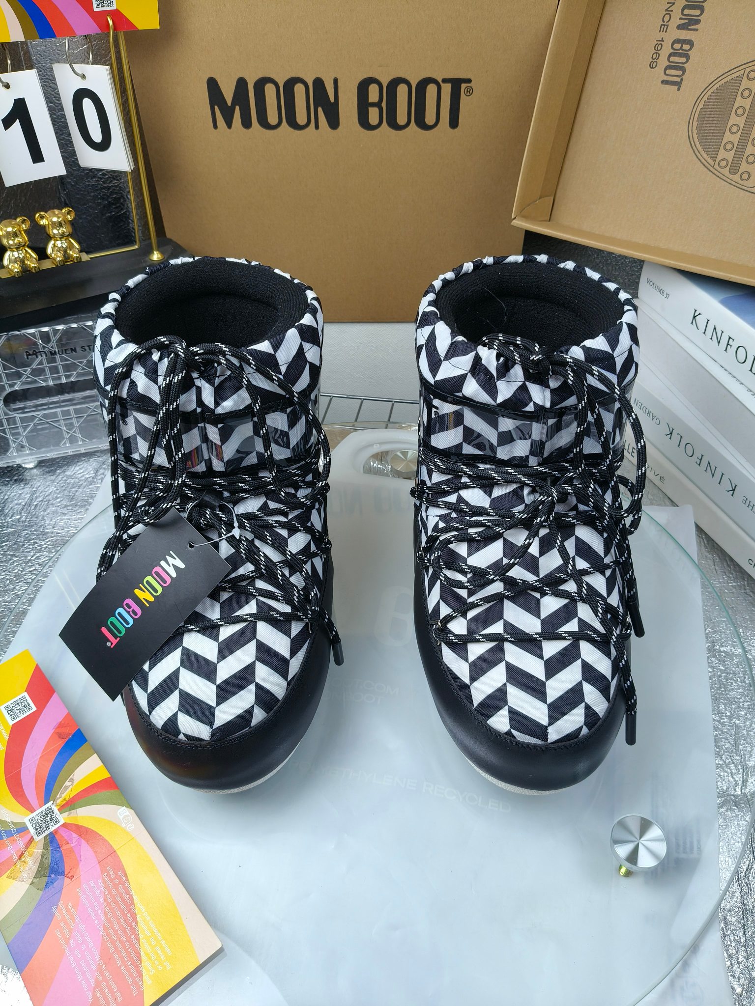  情侣款  滑雪季的宠儿
Moon Boot月亮靴雪地靴
在千禧年就已经非常火了
当年paris hilton、victoria beckham
等名人经常穿它，如今Y2K风潮再次流行
痞幼同款QQ秀穿搭
万人大秀的丑萌雪地靴重新翻红
不分男女不分左右
看着巨无霸巨实际配瑜伽裤巨显瘦
想要去北方的姐妹可以冲了
玩雪必备彻底杀疯
❶鞋面：进口防水布
❷内里：100%高端纤羽绵内胆
❸鞋底：热塑性橡胶
❹尺码：35－38，39-41，42－44
❺包装：moon boot原版透明手提袋
❻内增高：4cm