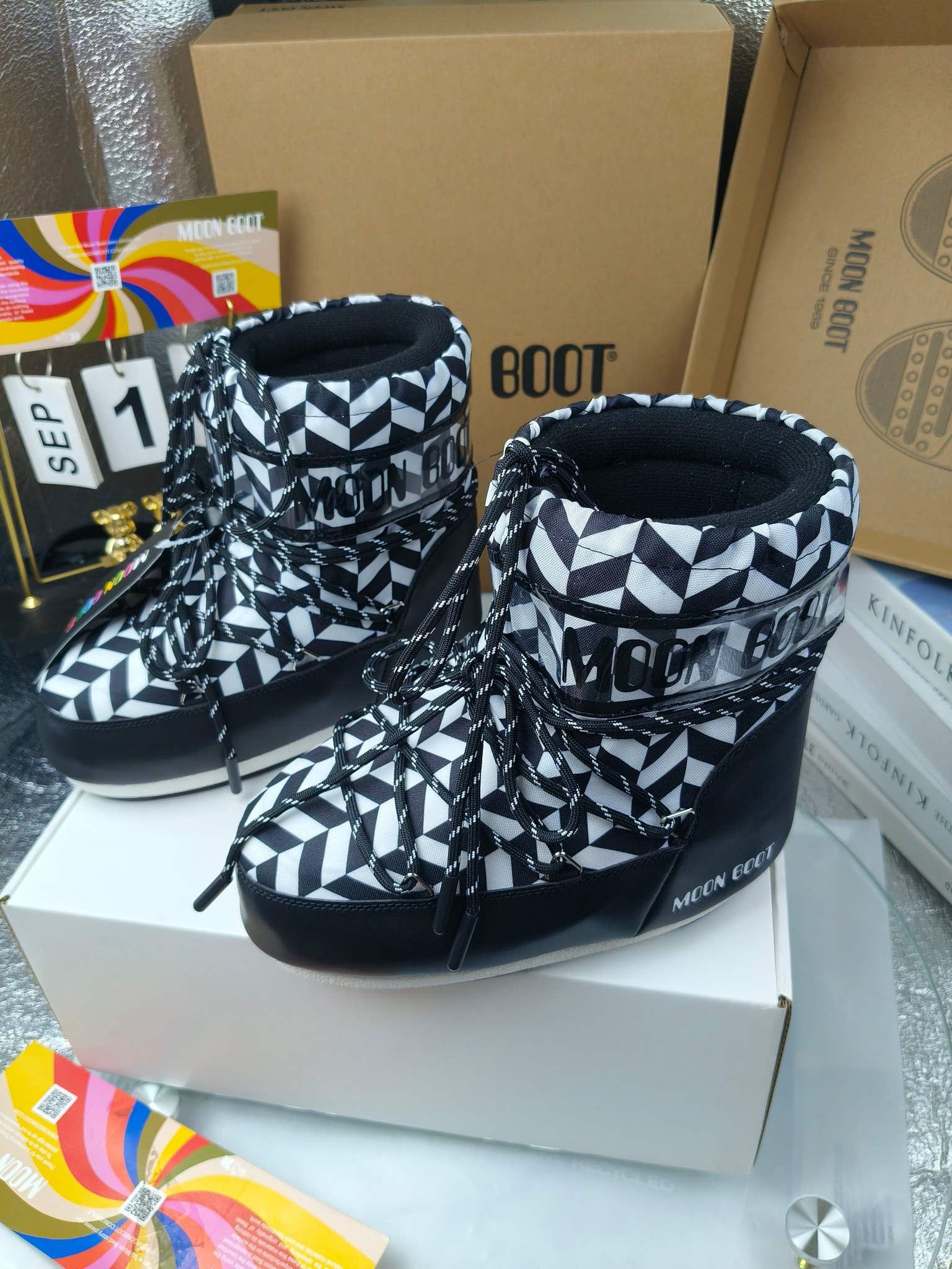  情侣款  滑雪季的宠儿
Moon Boot月亮靴雪地靴
在千禧年就已经非常火了
当年paris hilton、victoria beckham
等名人经常穿它，如今Y2K风潮再次流行
痞幼同款QQ秀穿搭
万人大秀的丑萌雪地靴重新翻红
不分男女不分左右
看着巨无霸巨实际配瑜伽裤巨显瘦
想要去北方的姐妹可以冲了
玩雪必备彻底杀疯
❶鞋面：进口防水布
❷内里：100%高端纤羽绵内胆
❸鞋底：热塑性橡胶
❹尺码：35－38，39-41，42－44
❺包装：moon boot原版透明手提袋
❻内增高：4cm