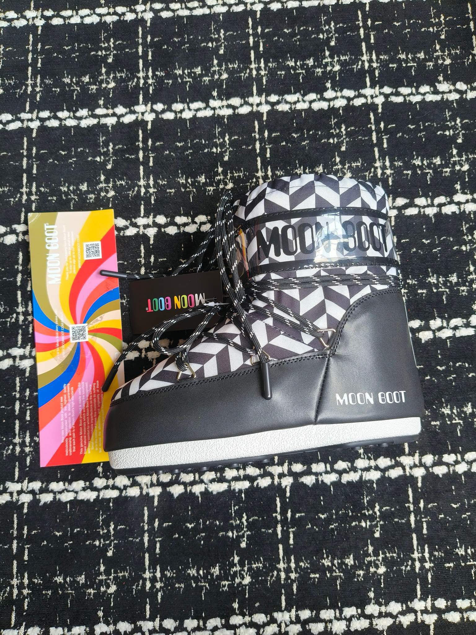  情侣款  滑雪季的宠儿
Moon Boot月亮靴雪地靴
在千禧年就已经非常火了
当年paris hilton、victoria beckham
等名人经常穿它，如今Y2K风潮再次流行
痞幼同款QQ秀穿搭
万人大秀的丑萌雪地靴重新翻红
不分男女不分左右
看着巨无霸巨实际配瑜伽裤巨显瘦
想要去北方的姐妹可以冲了
玩雪必备彻底杀疯
❶鞋面：进口防水布
❷内里：100%高端纤羽绵内胆
❸鞋底：热塑性橡胶
❹尺码：35－38，39-41，42－44
❺包装：moon boot原版透明手提袋
❻内增高：4cm