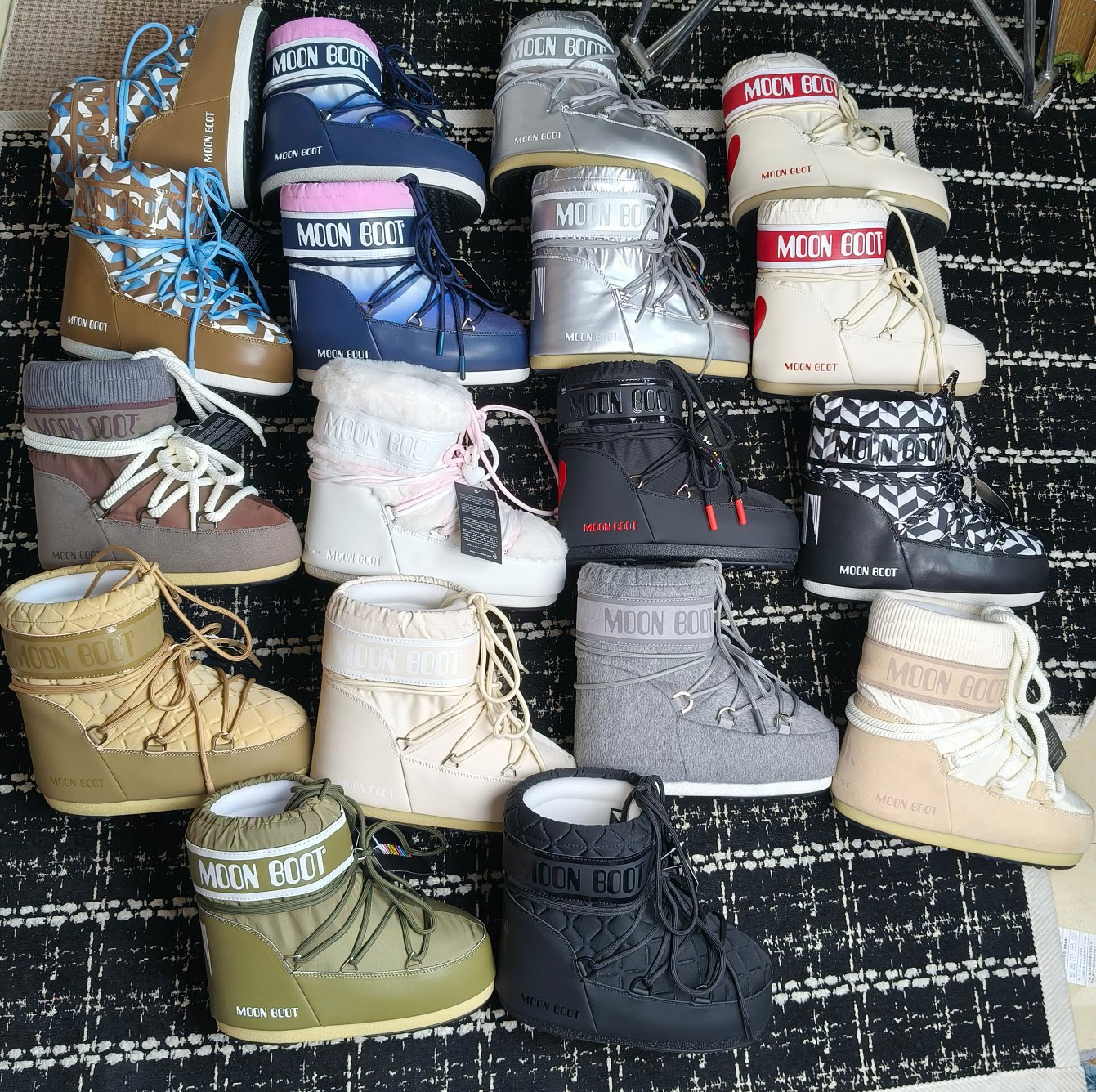  情侣款  滑雪季的宠儿
Moon Boot月亮靴雪地靴
在千禧年就已经非常火了
当年paris hilton、victoria beckham
等名人经常穿它，如今Y2K风潮再次流行
痞幼同款QQ秀穿搭
万人大秀的丑萌雪地靴重新翻红
不分男女不分左右
看着巨无霸巨实际配瑜伽裤巨显瘦
想要去北方的姐妹可以冲了
玩雪必备彻底杀疯
❶鞋面：进口防水布
❷内里：100%高端纤羽绵内胆
❸鞋底：热塑性橡胶
❹尺码：35－38，39-41，42－44
❺包装：moon boot原版透明手提袋
❻内增高：4cm