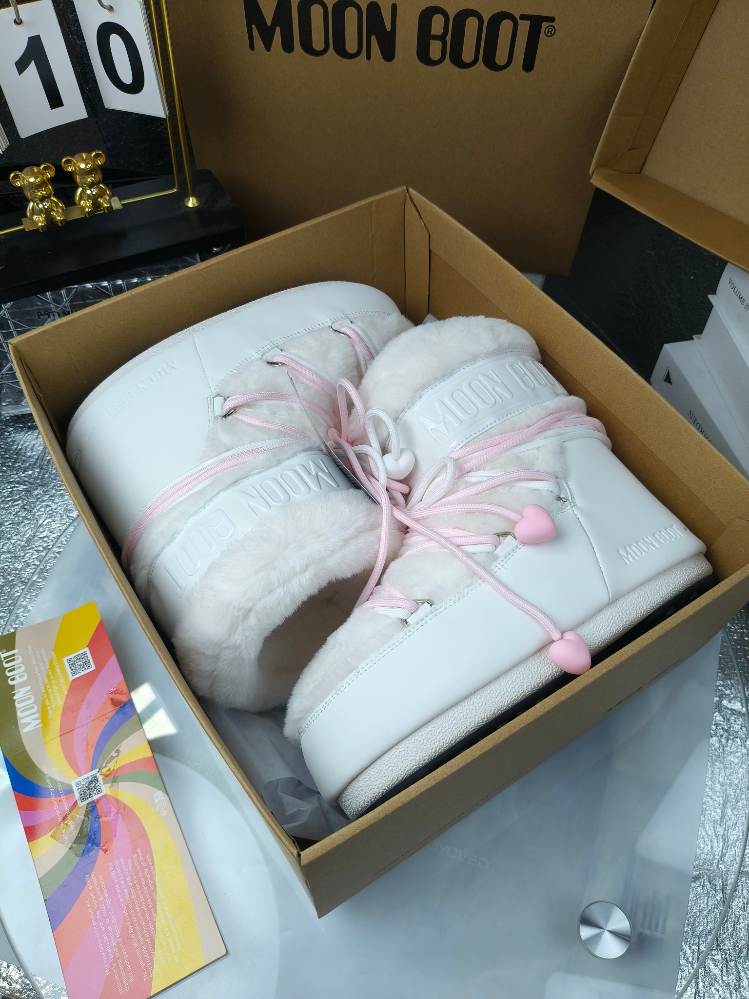  情侣款  滑雪季的宠儿
Moon Boot月亮靴雪地靴
在千禧年就已经非常火了
当年paris hilton、victoria beckham
等名人经常穿它，如今Y2K风潮再次流行
痞幼同款QQ秀穿搭
万人大秀的丑萌雪地靴重新翻红
不分男女不分左右
看着巨无霸巨实际配瑜伽裤巨显瘦
想要去北方的姐妹可以冲了
玩雪必备彻底杀疯
❶鞋面：进口防水布
❷内里：100%高端纤羽绵内胆
❸鞋底：热塑性橡胶
❹尺码：35－38，39-41，42－44
❺包装：moon boot原版透明手提袋
❻内增高：4cm