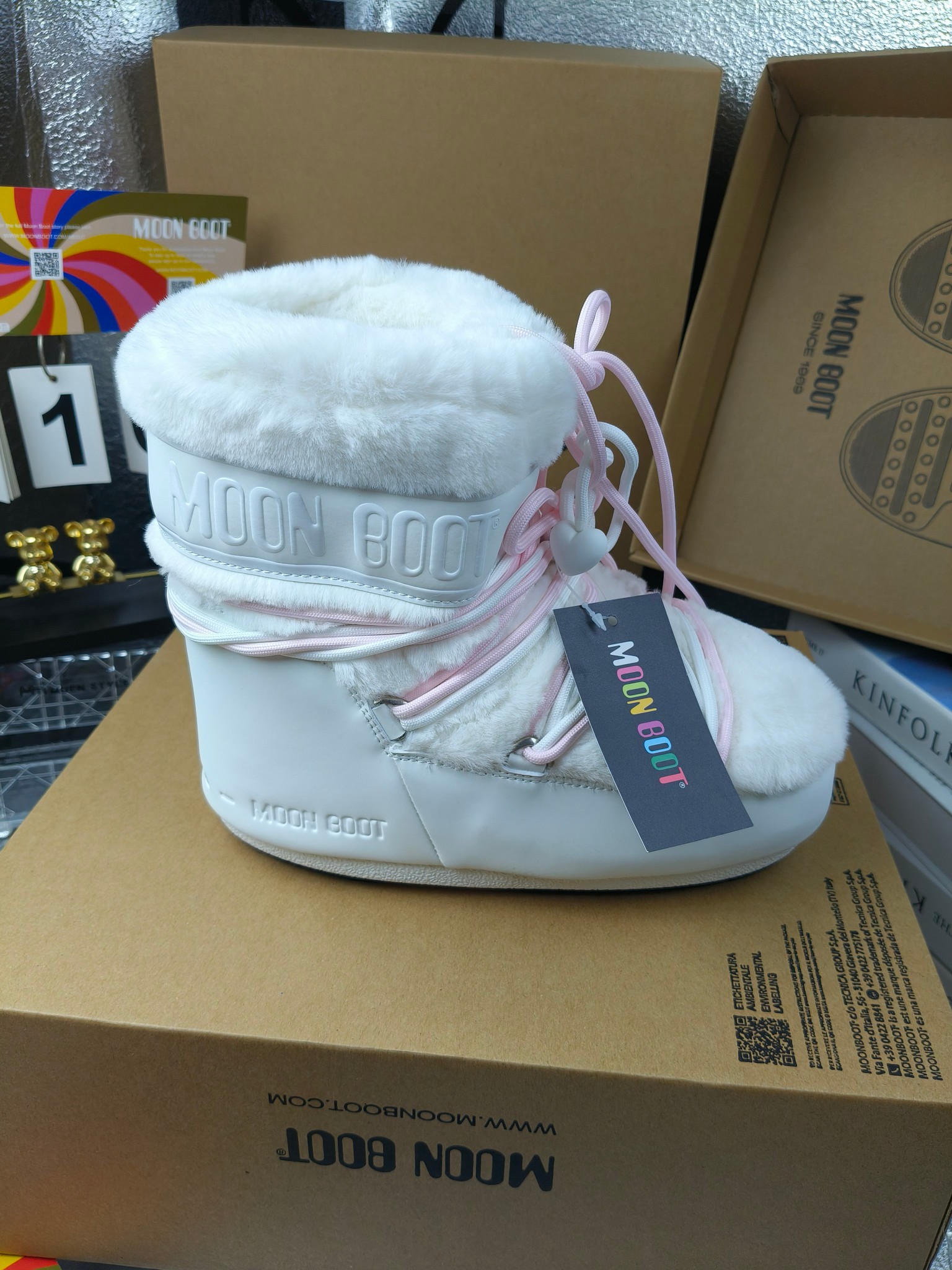  情侣款  滑雪季的宠儿
Moon Boot月亮靴雪地靴
在千禧年就已经非常火了
当年paris hilton、victoria beckham
等名人经常穿它，如今Y2K风潮再次流行
痞幼同款QQ秀穿搭
万人大秀的丑萌雪地靴重新翻红
不分男女不分左右
看着巨无霸巨实际配瑜伽裤巨显瘦
想要去北方的姐妹可以冲了
玩雪必备彻底杀疯
❶鞋面：进口防水布
❷内里：100%高端纤羽绵内胆
❸鞋底：热塑性橡胶
❹尺码：35－38，39-41，42－44
❺包装：moon boot原版透明手提袋
❻内增高：4cm