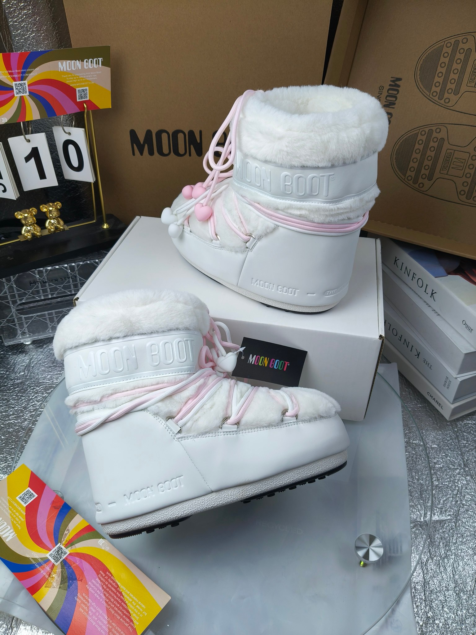  情侣款  滑雪季的宠儿
Moon Boot月亮靴雪地靴
在千禧年就已经非常火了
当年paris hilton、victoria beckham
等名人经常穿它，如今Y2K风潮再次流行
痞幼同款QQ秀穿搭
万人大秀的丑萌雪地靴重新翻红
不分男女不分左右
看着巨无霸巨实际配瑜伽裤巨显瘦
想要去北方的姐妹可以冲了
玩雪必备彻底杀疯
❶鞋面：进口防水布
❷内里：100%高端纤羽绵内胆
❸鞋底：热塑性橡胶
❹尺码：35－38，39-41，42－44
❺包装：moon boot原版透明手提袋
❻内增高：4cm