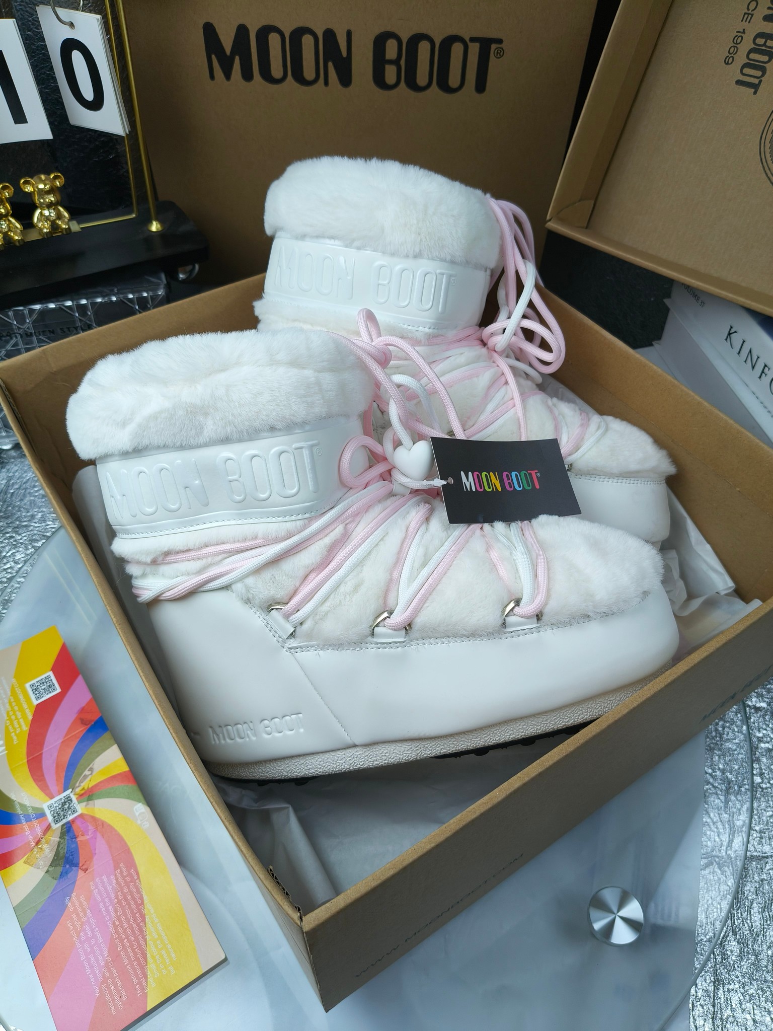  情侣款  滑雪季的宠儿
Moon Boot月亮靴雪地靴
在千禧年就已经非常火了
当年paris hilton、victoria beckham
等名人经常穿它，如今Y2K风潮再次流行
痞幼同款QQ秀穿搭
万人大秀的丑萌雪地靴重新翻红
不分男女不分左右
看着巨无霸巨实际配瑜伽裤巨显瘦
想要去北方的姐妹可以冲了
玩雪必备彻底杀疯
❶鞋面：进口防水布
❷内里：100%高端纤羽绵内胆
❸鞋底：热塑性橡胶
❹尺码：35－38，39-41，42－44
❺包装：moon boot原版透明手提袋
❻内增高：4cm