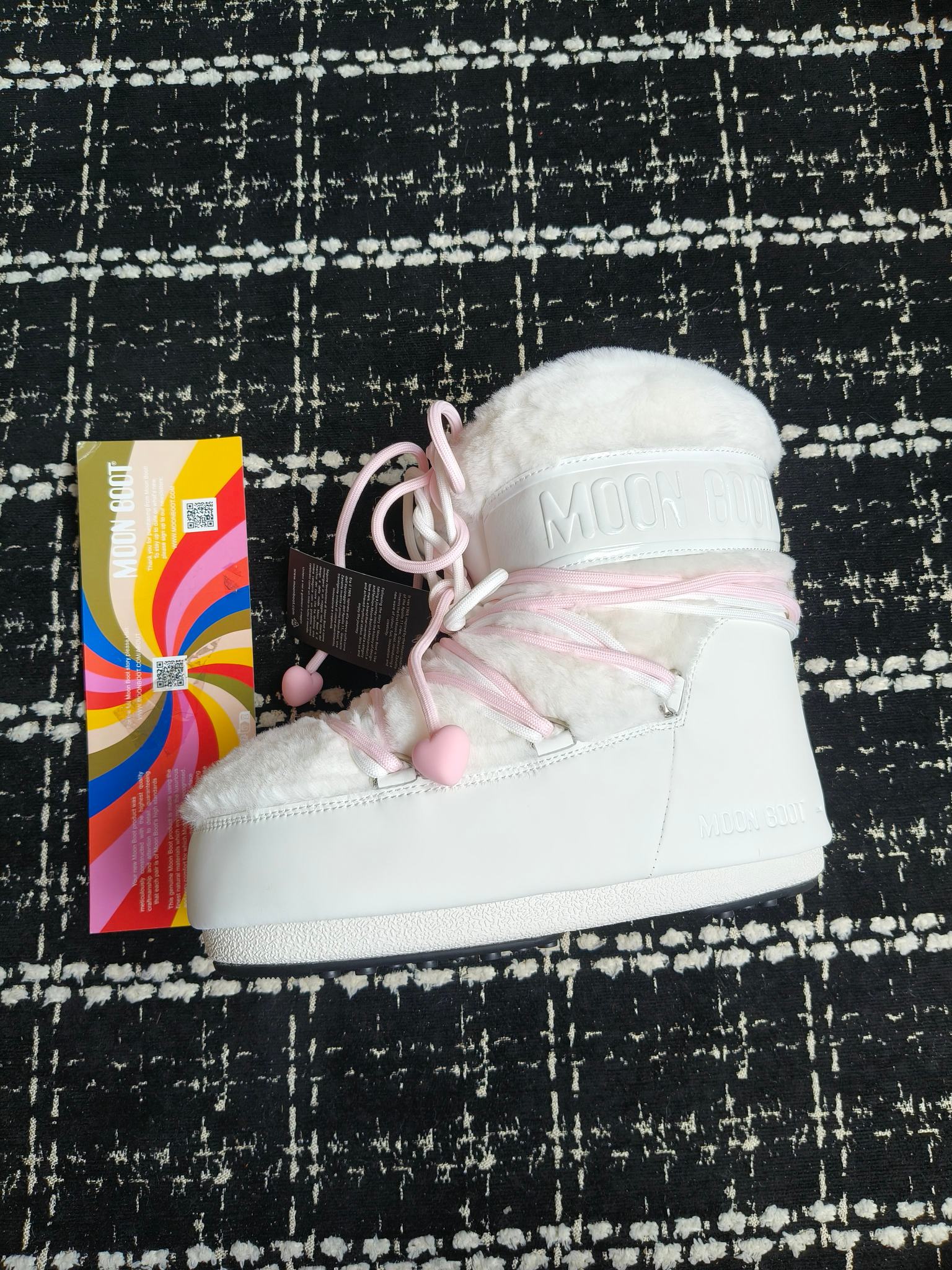  情侣款  滑雪季的宠儿
Moon Boot月亮靴雪地靴
在千禧年就已经非常火了
当年paris hilton、victoria beckham
等名人经常穿它，如今Y2K风潮再次流行
痞幼同款QQ秀穿搭
万人大秀的丑萌雪地靴重新翻红
不分男女不分左右
看着巨无霸巨实际配瑜伽裤巨显瘦
想要去北方的姐妹可以冲了
玩雪必备彻底杀疯
❶鞋面：进口防水布
❷内里：100%高端纤羽绵内胆
❸鞋底：热塑性橡胶
❹尺码：35－38，39-41，42－44
❺包装：moon boot原版透明手提袋
❻内增高：4cm