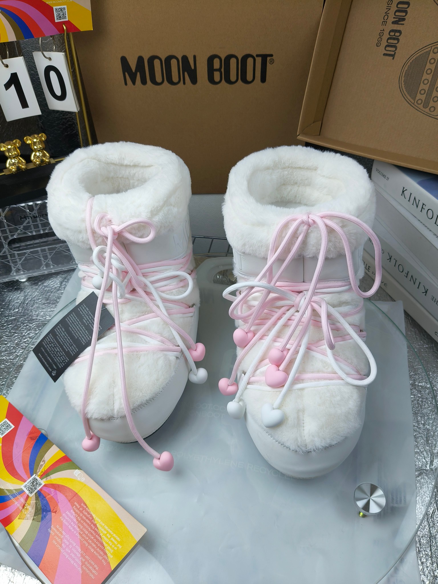  情侣款  滑雪季的宠儿
Moon Boot月亮靴雪地靴
在千禧年就已经非常火了
当年paris hilton、victoria beckham
等名人经常穿它，如今Y2K风潮再次流行
痞幼同款QQ秀穿搭
万人大秀的丑萌雪地靴重新翻红
不分男女不分左右
看着巨无霸巨实际配瑜伽裤巨显瘦
想要去北方的姐妹可以冲了
玩雪必备彻底杀疯
❶鞋面：进口防水布
❷内里：100%高端纤羽绵内胆
❸鞋底：热塑性橡胶
❹尺码：35－38，39-41，42－44
❺包装：moon boot原版透明手提袋
❻内增高：4cm