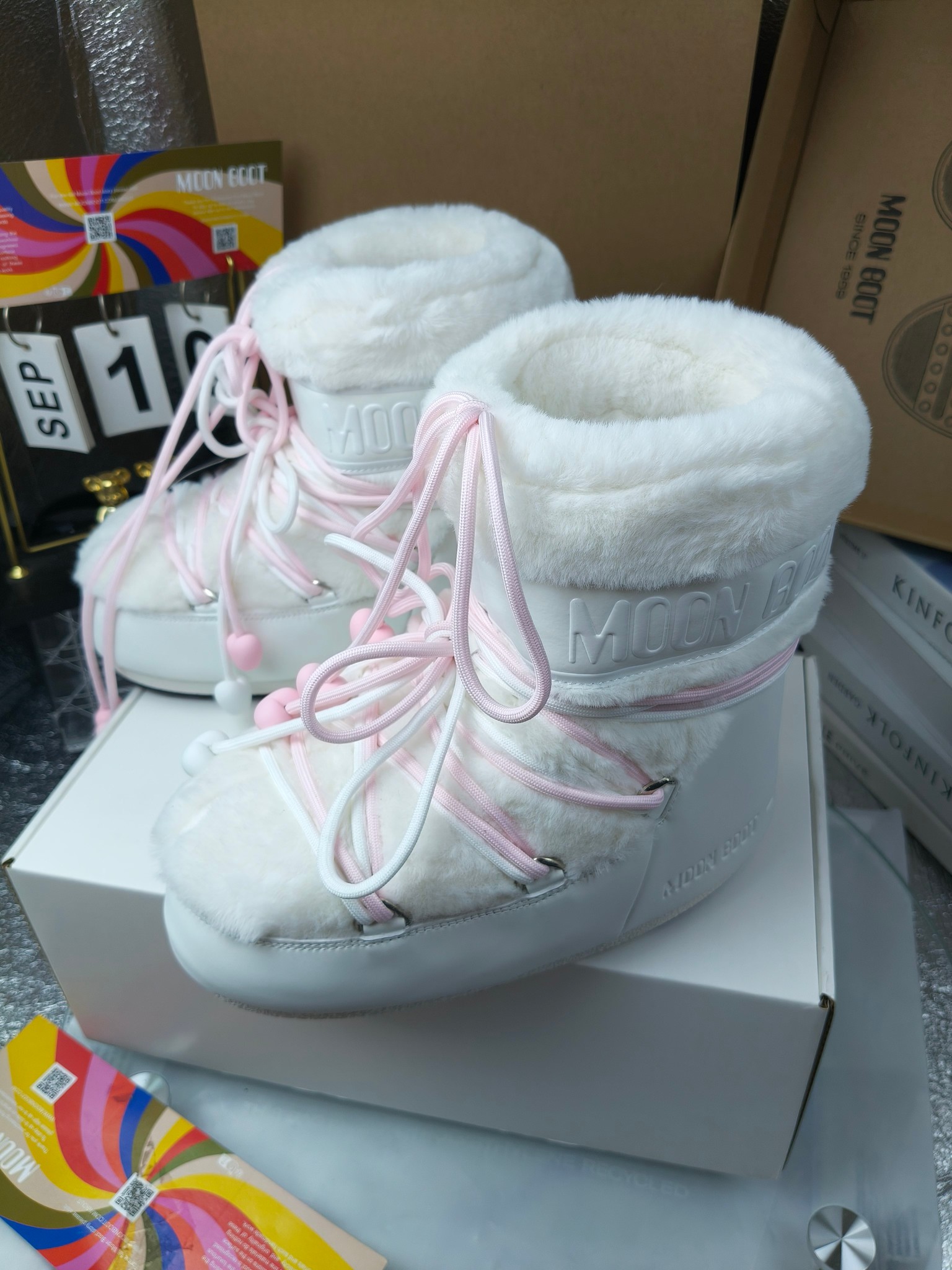  情侣款  滑雪季的宠儿
Moon Boot月亮靴雪地靴
在千禧年就已经非常火了
当年paris hilton、victoria beckham
等名人经常穿它，如今Y2K风潮再次流行
痞幼同款QQ秀穿搭
万人大秀的丑萌雪地靴重新翻红
不分男女不分左右
看着巨无霸巨实际配瑜伽裤巨显瘦
想要去北方的姐妹可以冲了
玩雪必备彻底杀疯
❶鞋面：进口防水布
❷内里：100%高端纤羽绵内胆
❸鞋底：热塑性橡胶
❹尺码：35－38，39-41，42－44
❺包装：moon boot原版透明手提袋
❻内增高：4cm