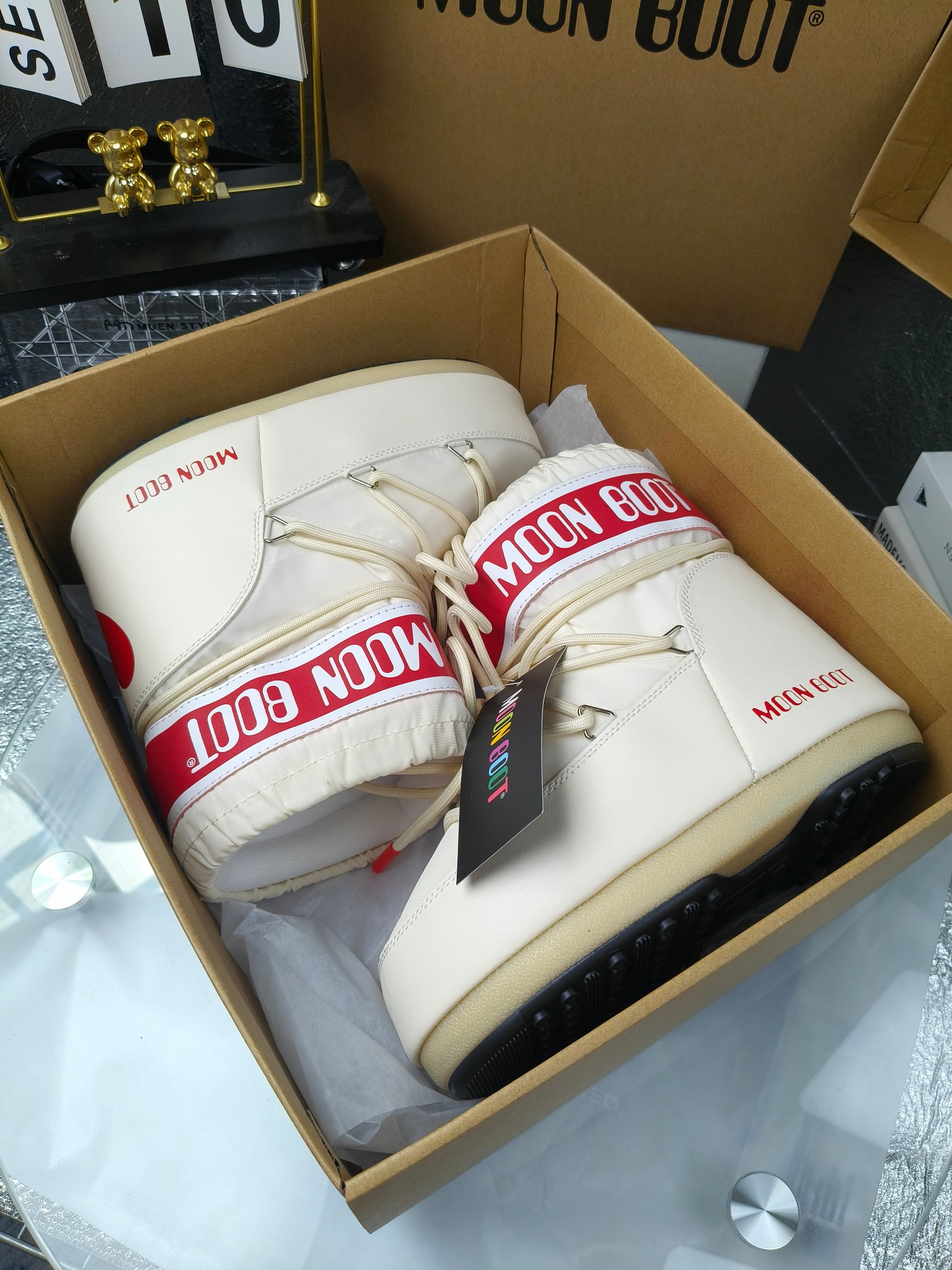  情侣款  滑雪季的宠儿
Moon Boot月亮靴雪地靴
在千禧年就已经非常火了
当年paris hilton、victoria beckham
等名人经常穿它，如今Y2K风潮再次流行
痞幼同款QQ秀穿搭
万人大秀的丑萌雪地靴重新翻红
不分男女不分左右
看着巨无霸巨实际配瑜伽裤巨显瘦
想要去北方的姐妹可以冲了
玩雪必备彻底杀疯
❶鞋面：进口防水布
❷内里：100%高端纤羽绵内胆
❸鞋底：热塑性橡胶
❹尺码：35－38，39-41，42－44
❺包装：moon boot原版透明手提袋
❻内增高：4cm