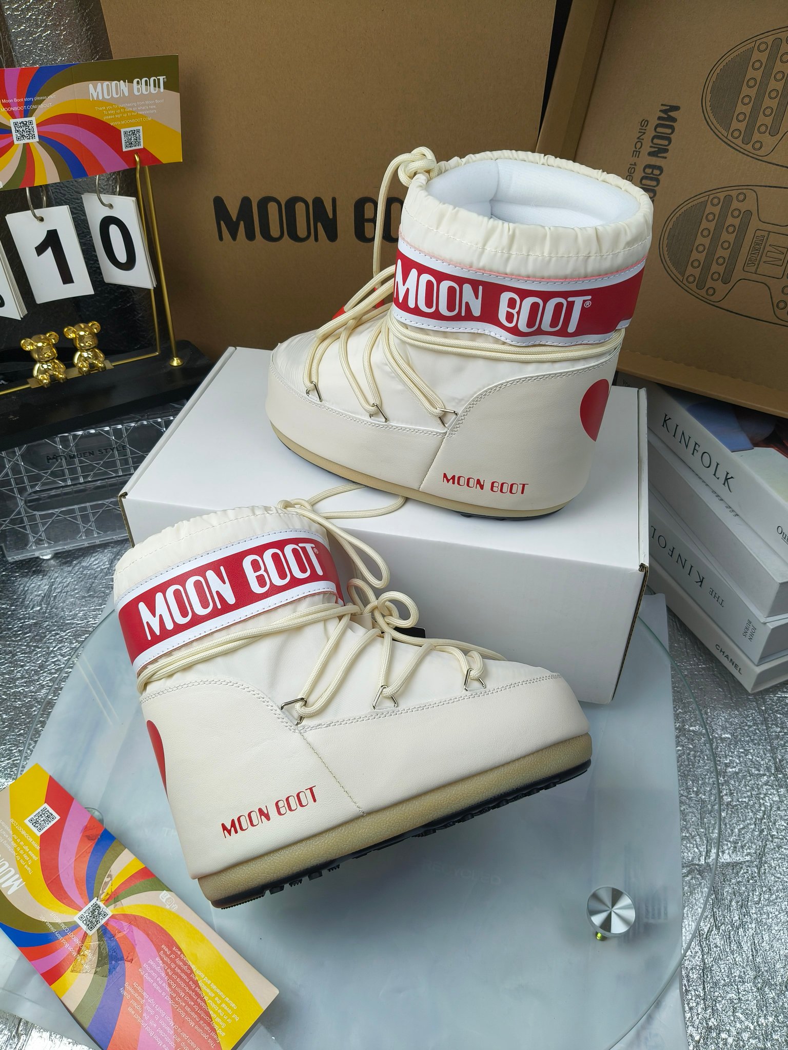  情侣款  滑雪季的宠儿
Moon Boot月亮靴雪地靴
在千禧年就已经非常火了
当年paris hilton、victoria beckham
等名人经常穿它，如今Y2K风潮再次流行
痞幼同款QQ秀穿搭
万人大秀的丑萌雪地靴重新翻红
不分男女不分左右
看着巨无霸巨实际配瑜伽裤巨显瘦
想要去北方的姐妹可以冲了
玩雪必备彻底杀疯
❶鞋面：进口防水布
❷内里：100%高端纤羽绵内胆
❸鞋底：热塑性橡胶
❹尺码：35－38，39-41，42－44
❺包装：moon boot原版透明手提袋
❻内增高：4cm