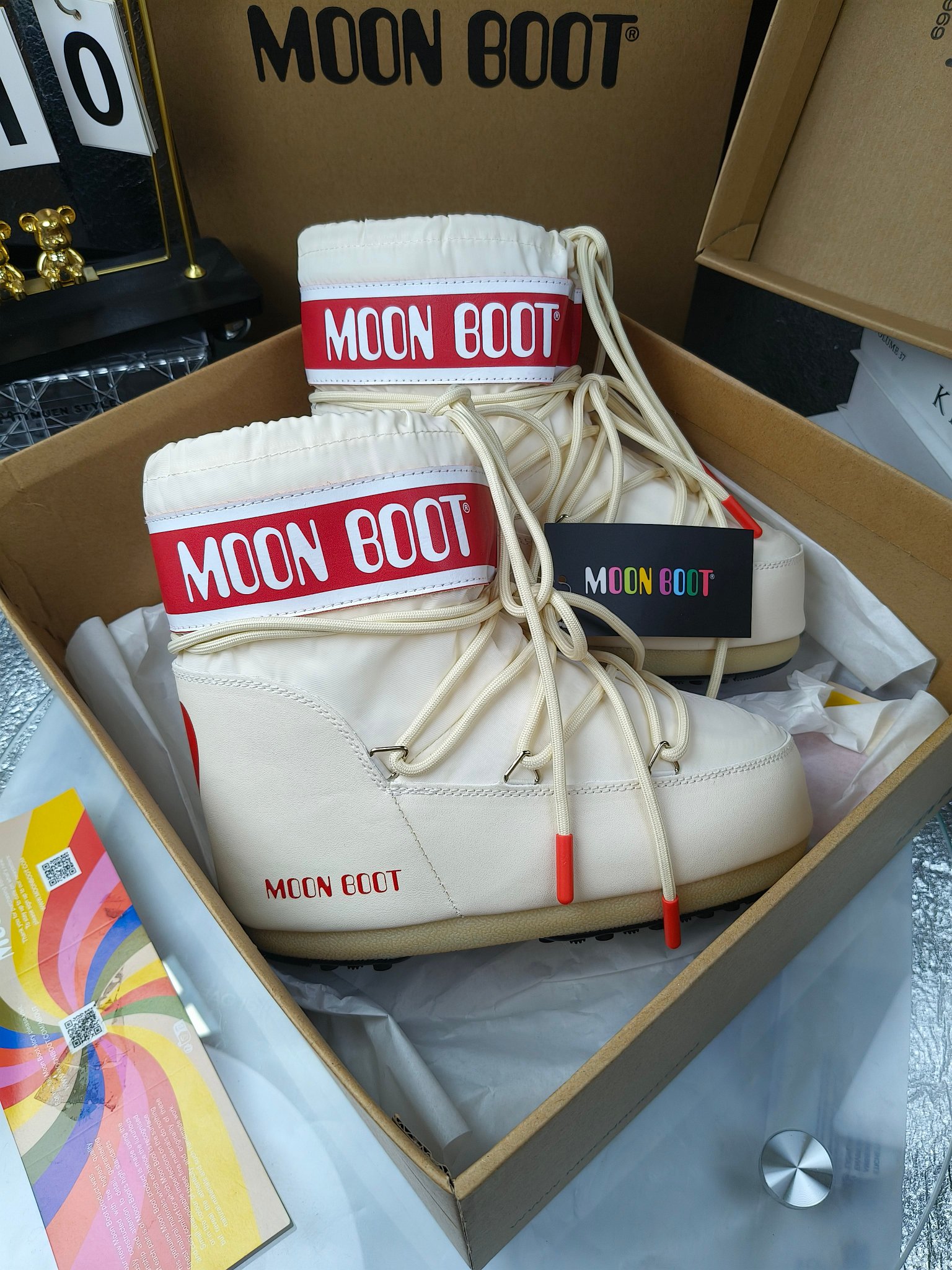  情侣款  滑雪季的宠儿
Moon Boot月亮靴雪地靴
在千禧年就已经非常火了
当年paris hilton、victoria beckham
等名人经常穿它，如今Y2K风潮再次流行
痞幼同款QQ秀穿搭
万人大秀的丑萌雪地靴重新翻红
不分男女不分左右
看着巨无霸巨实际配瑜伽裤巨显瘦
想要去北方的姐妹可以冲了
玩雪必备彻底杀疯
❶鞋面：进口防水布
❷内里：100%高端纤羽绵内胆
❸鞋底：热塑性橡胶
❹尺码：35－38，39-41，42－44
❺包装：moon boot原版透明手提袋
❻内增高：4cm